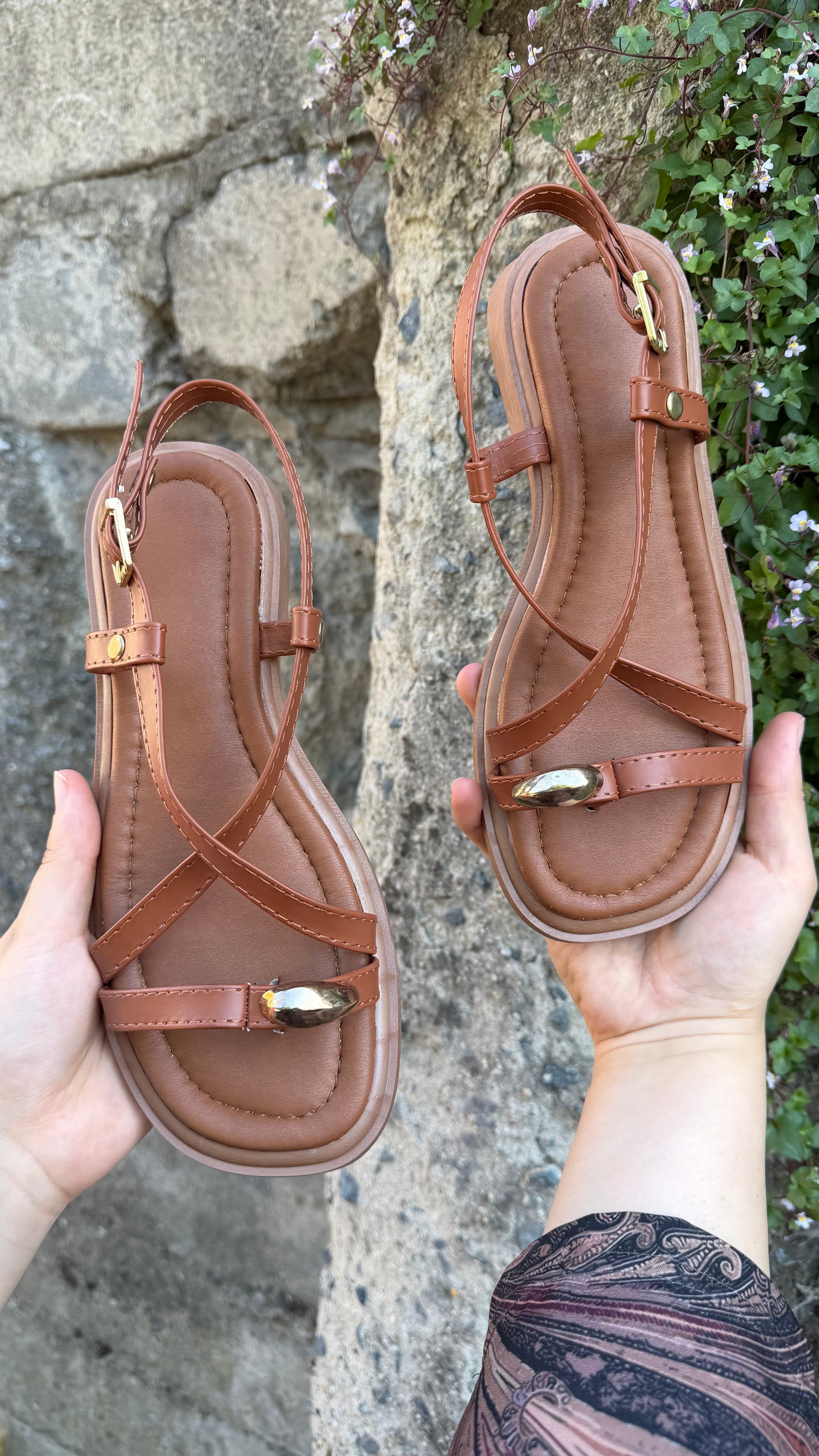 DEMİR TOKALI KADIN SANDALET S-001