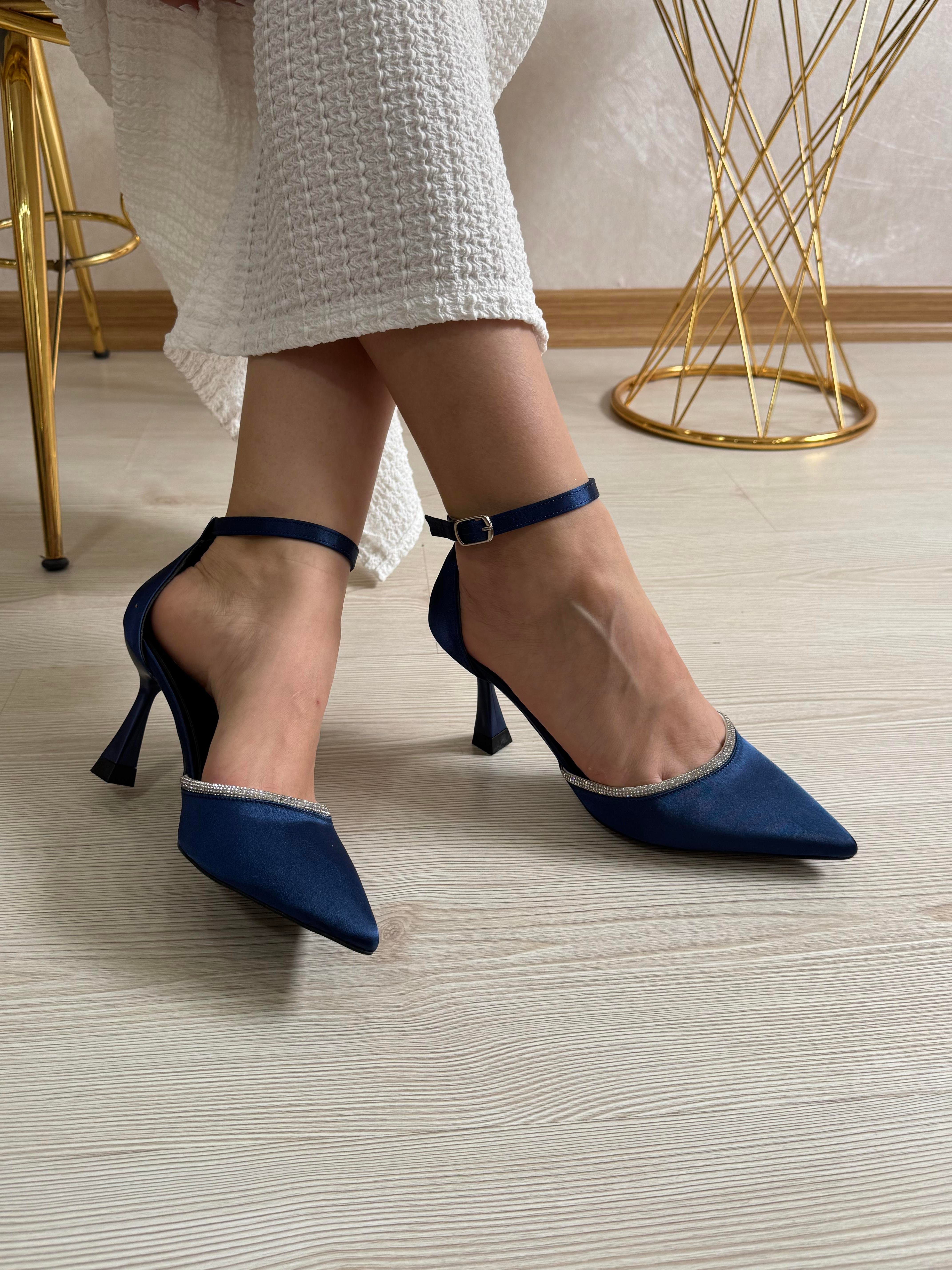 TAŞLI BİLEKTEN BAĞLAMALI TOPUKLU AYAKKABI 7894