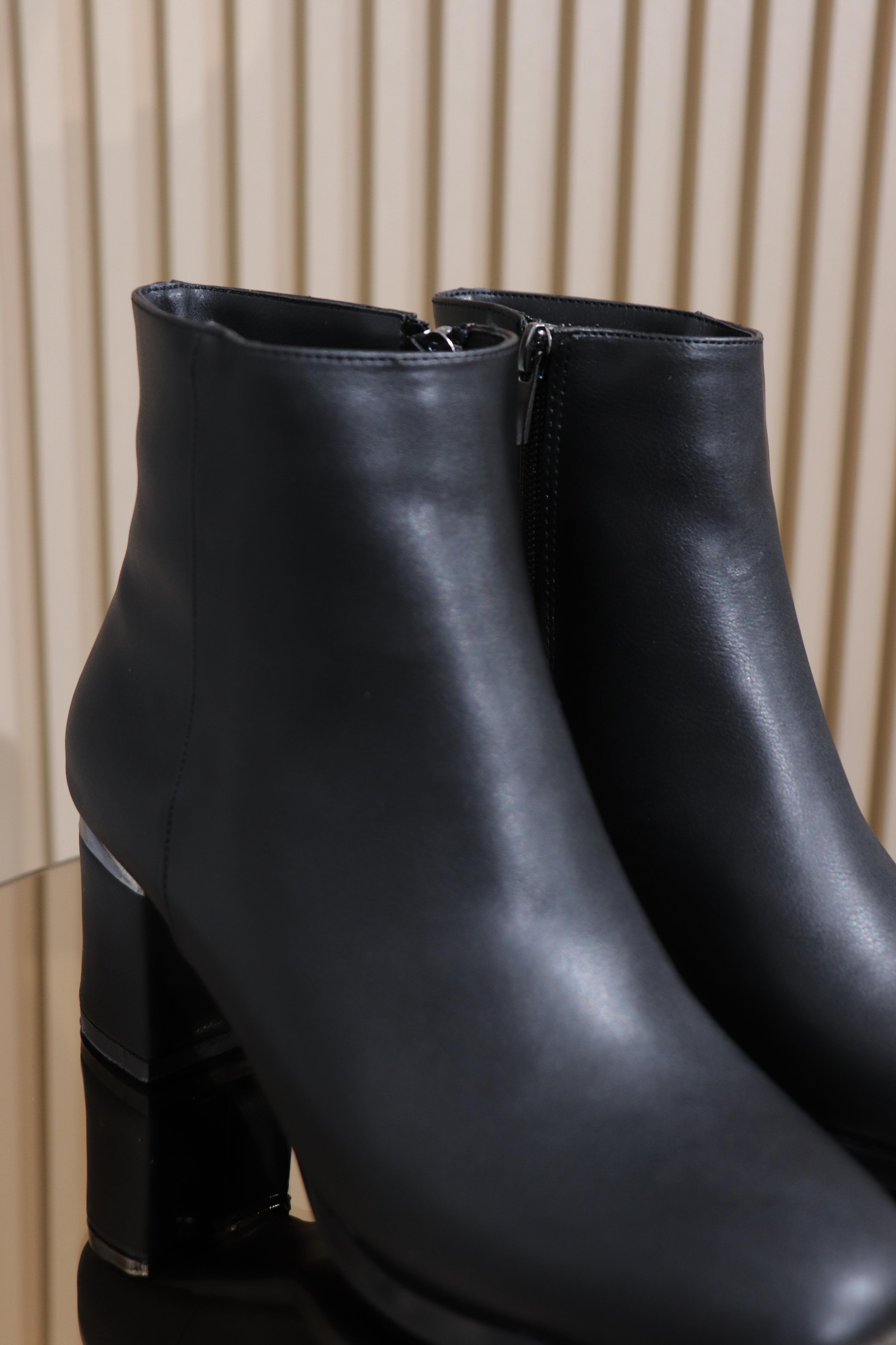 TOPUKLU DÜZ KADIN BOT 203