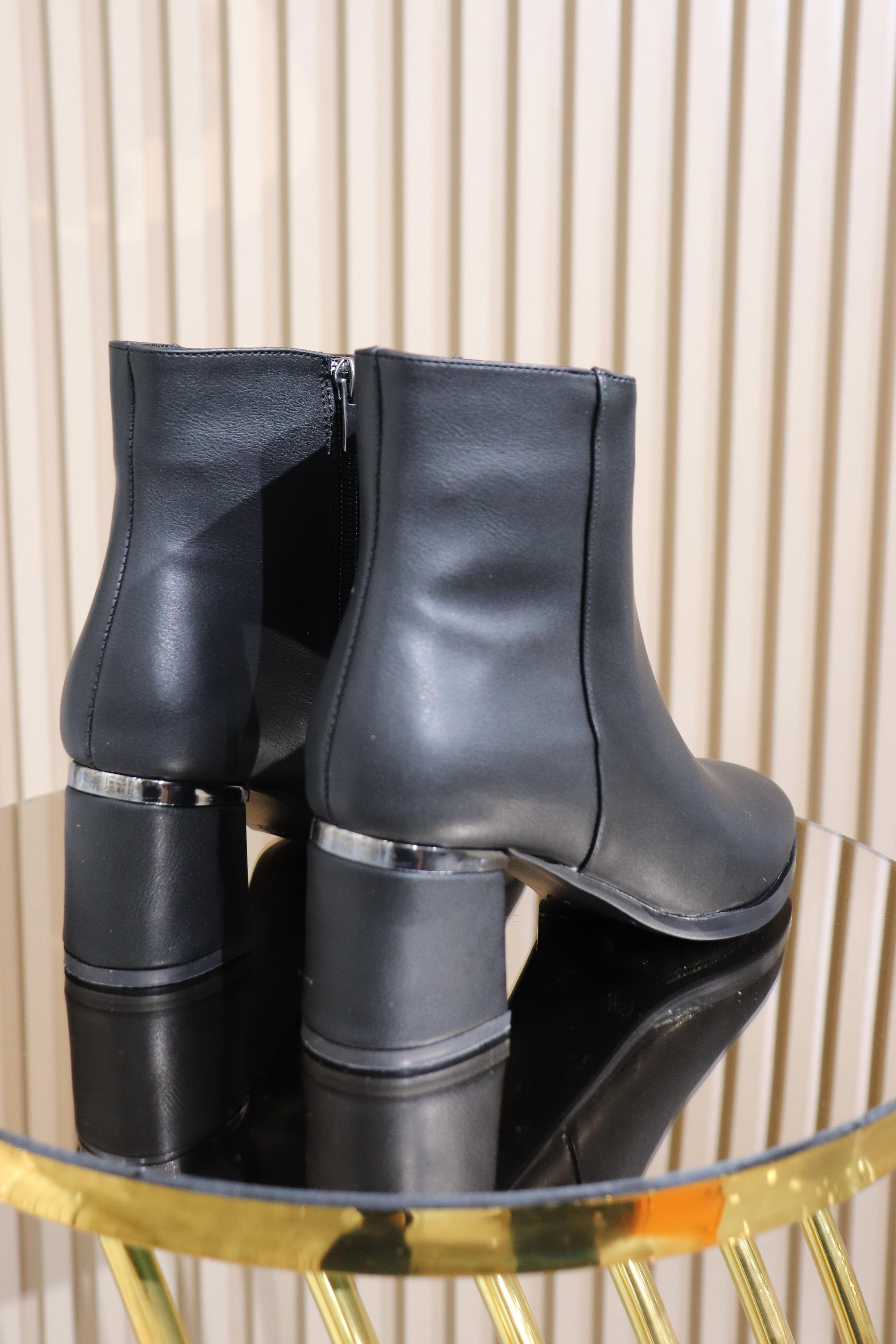 TOPUKLU DÜZ KADIN BOT 203