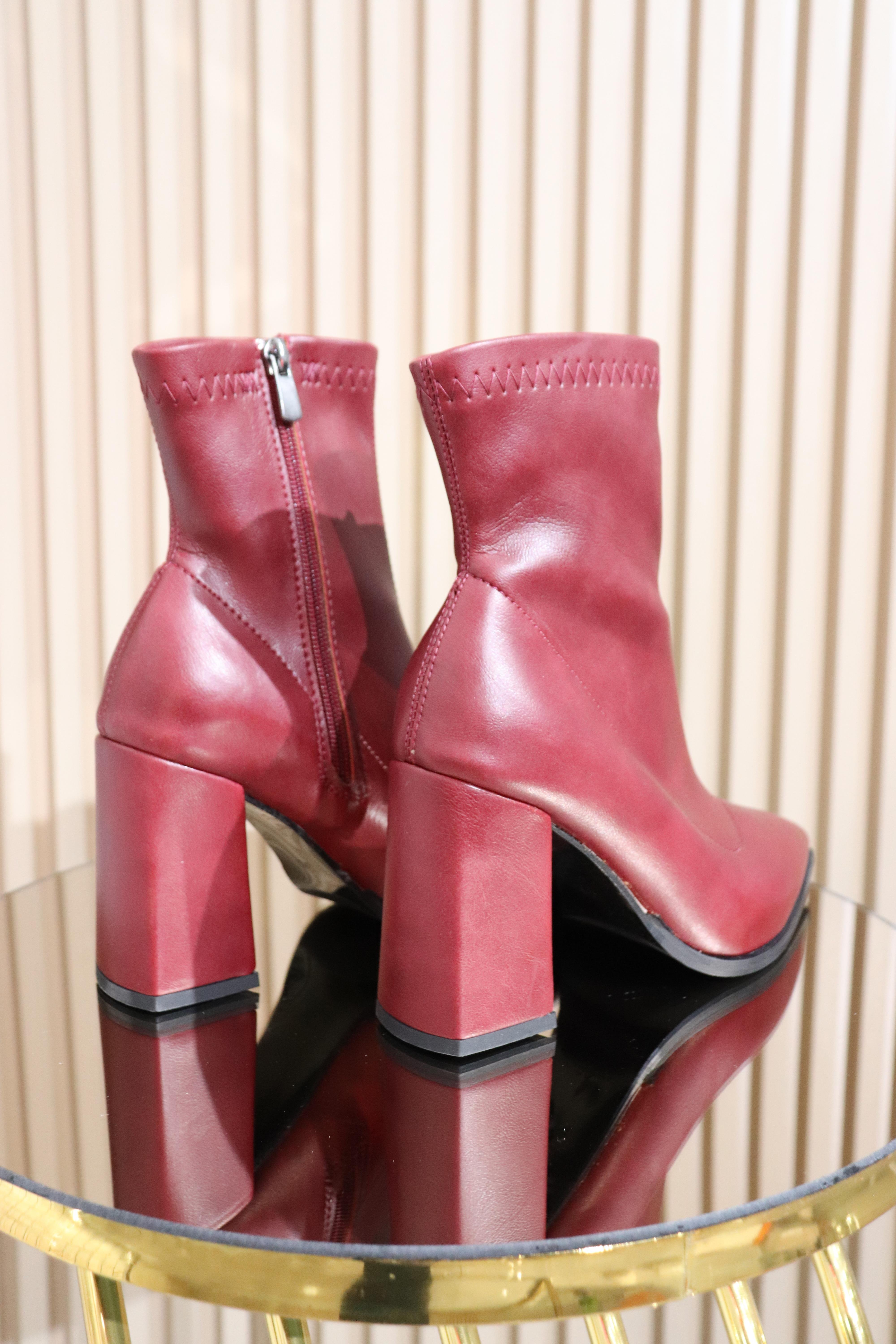 UZUN TOPUKLU SİVRİ BURUN STREÇ KADIN BOT 192