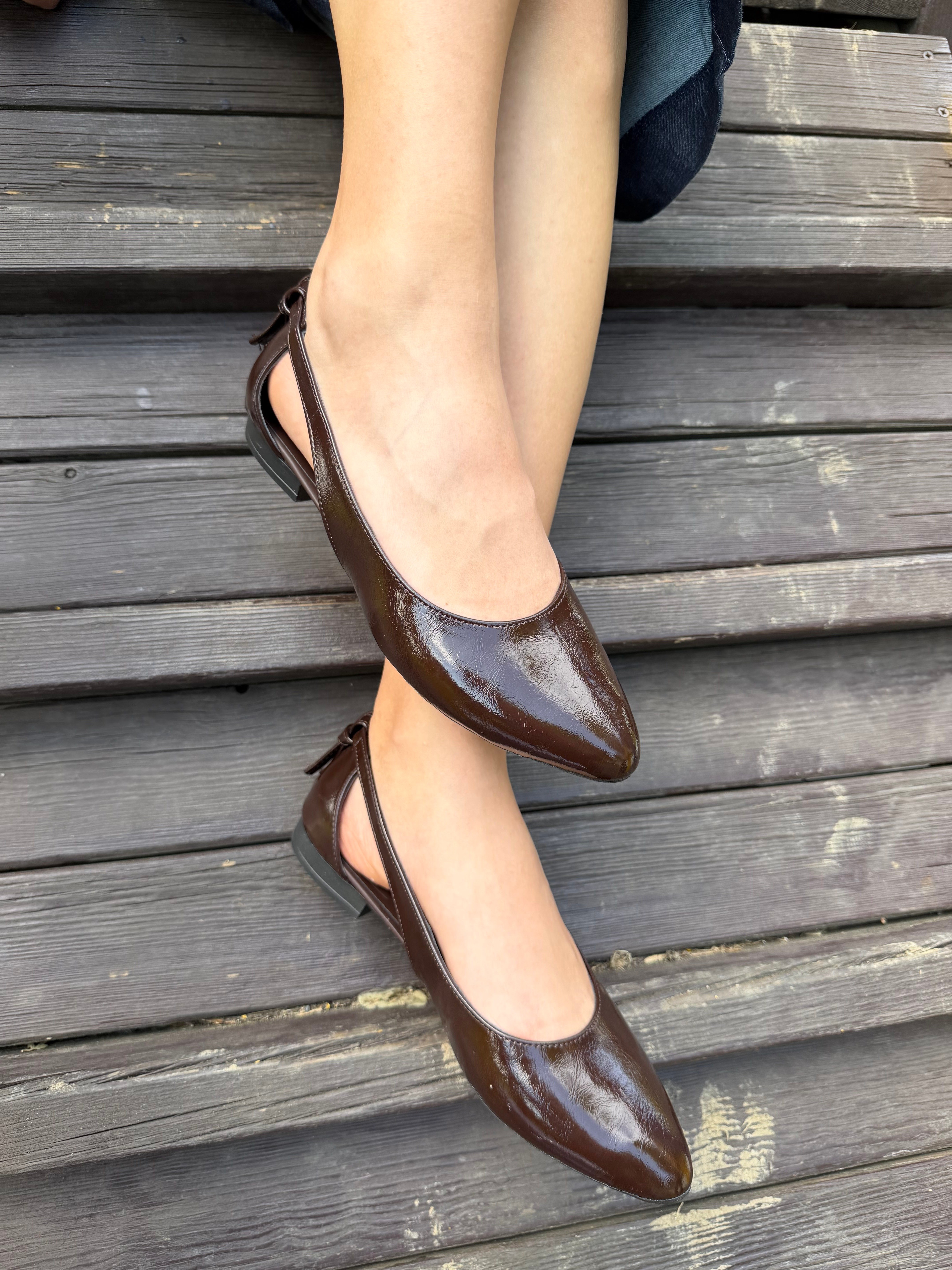 YANLARI AÇIK KADIN BABET