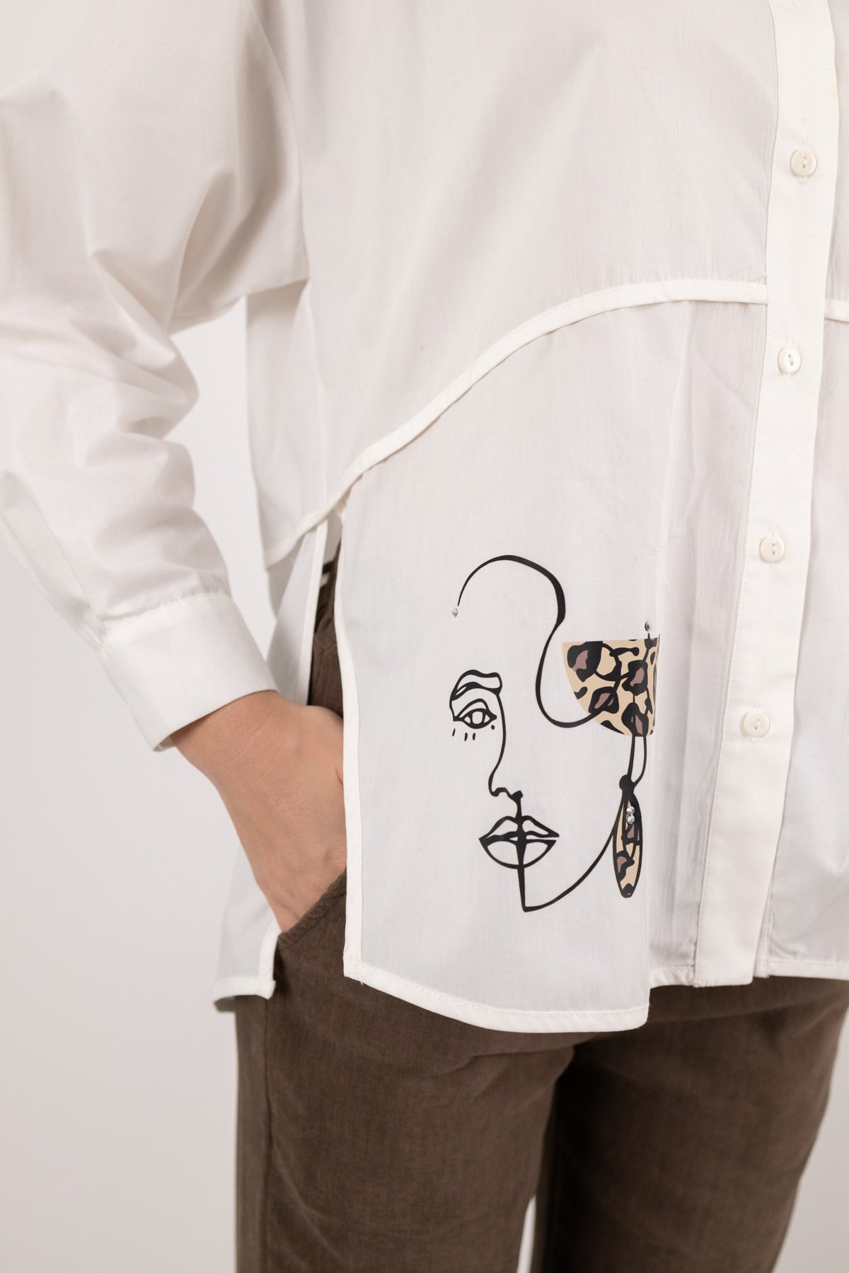 Arkası Pencereli Uzun Kollu Fiğür Baskı Desenli Gömlek