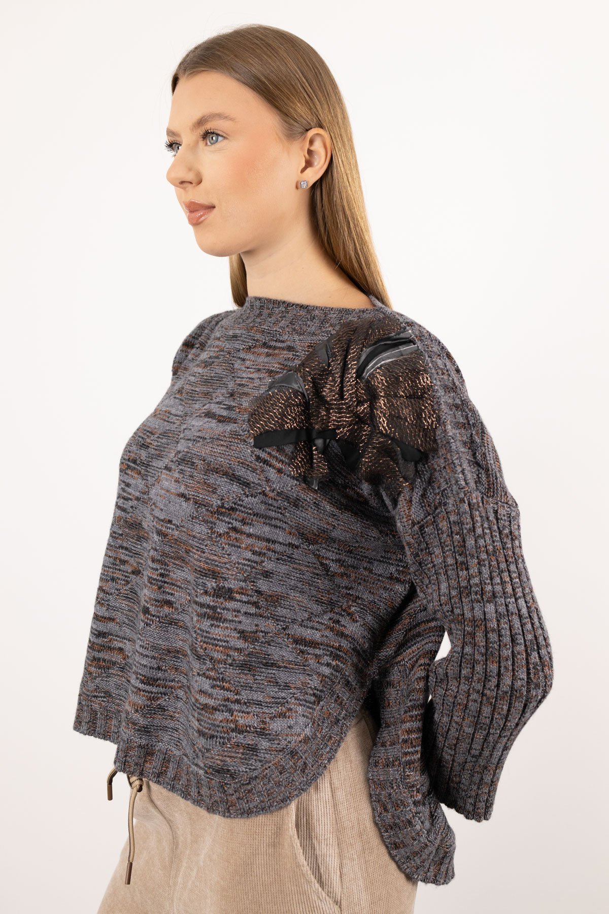 Arkası Uzun Oversize Omuz Motif Detay Kazak