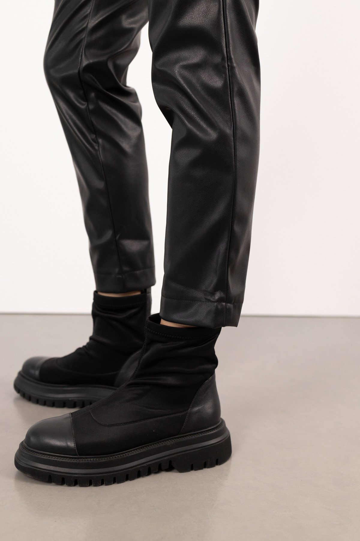 Bel Lastik Ve Yan Fermuar Detaylı Deri Pantolon