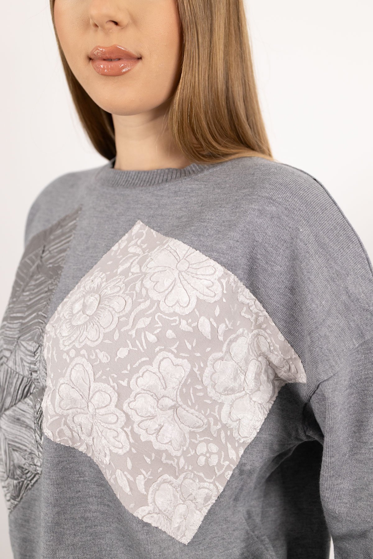 Bisiklet Yaka Detaylı Deri Desen İşlemeli Triko