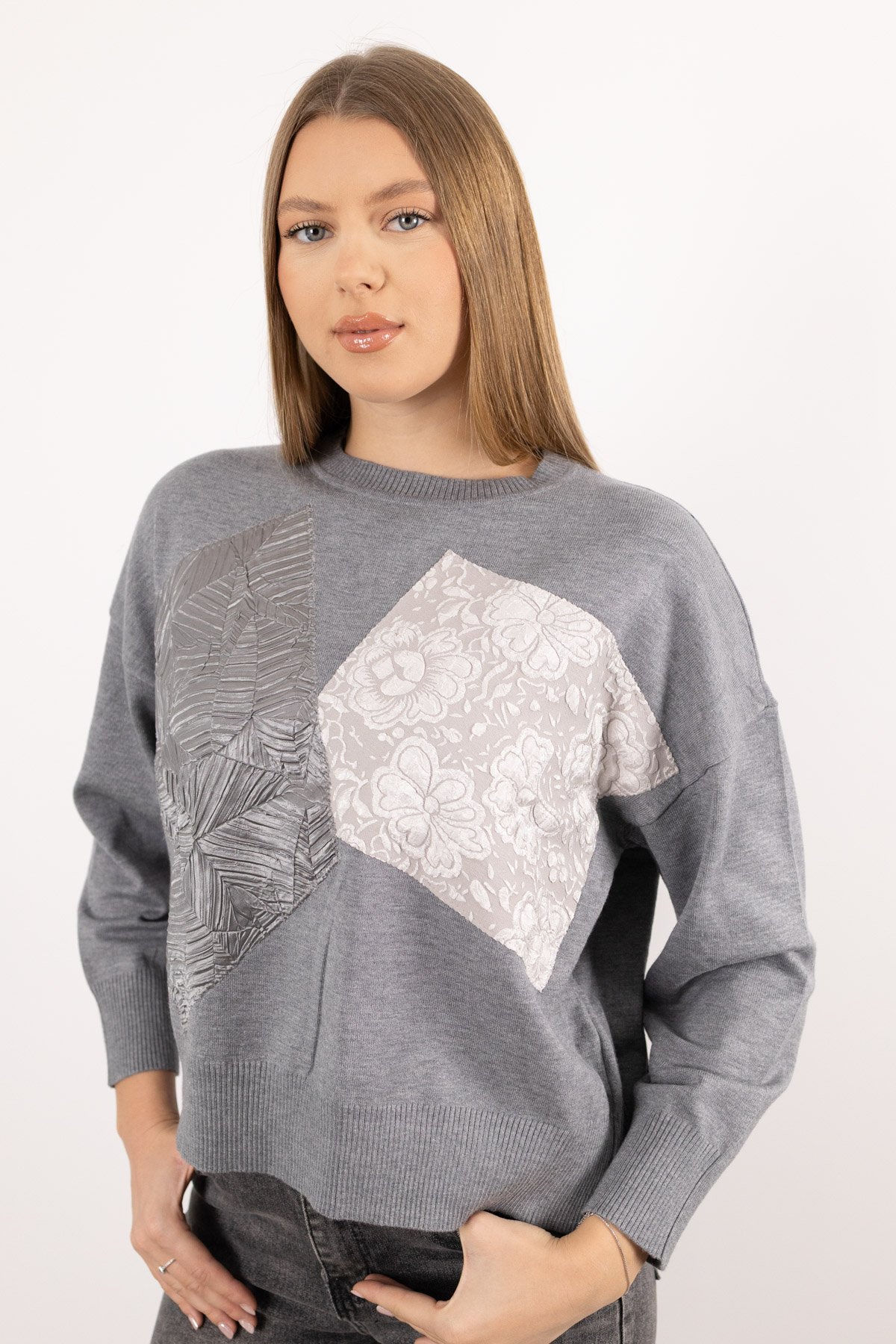 Bisiklet Yaka Detaylı Deri Desen İşlemeli Triko