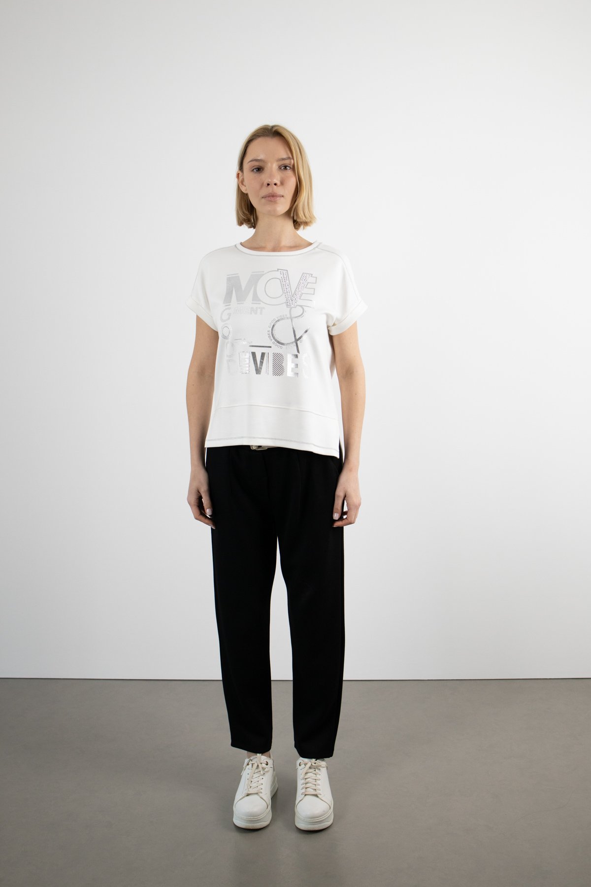 Bisiklet Yaka Taş İşleme Detay Tişört