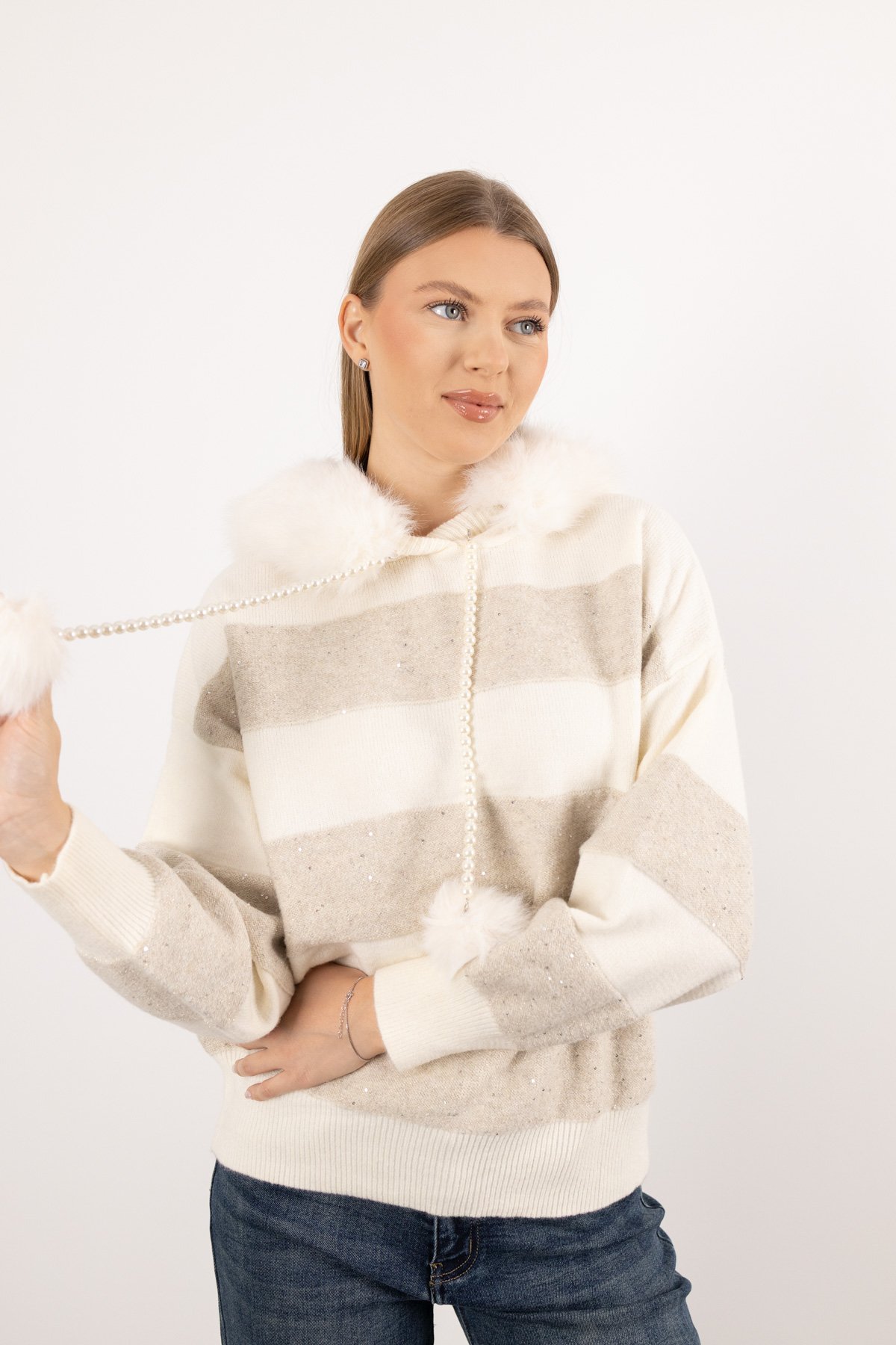 Boncuk Ponpon Detay Kapüşonlu Triko