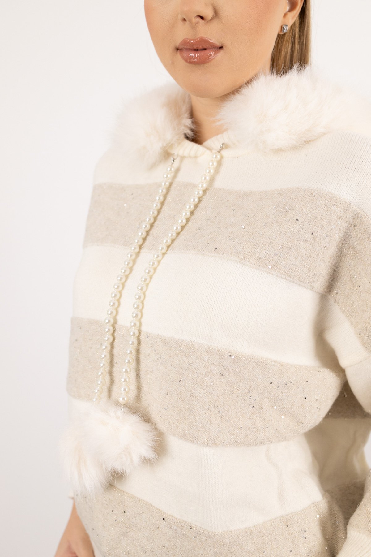 Boncuk Ponpon Detay Kapüşonlu Triko