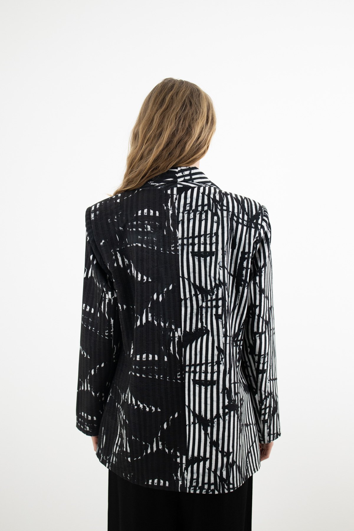 Çubuk Desenli Ve Siyah Beyaz Desenli Ceket