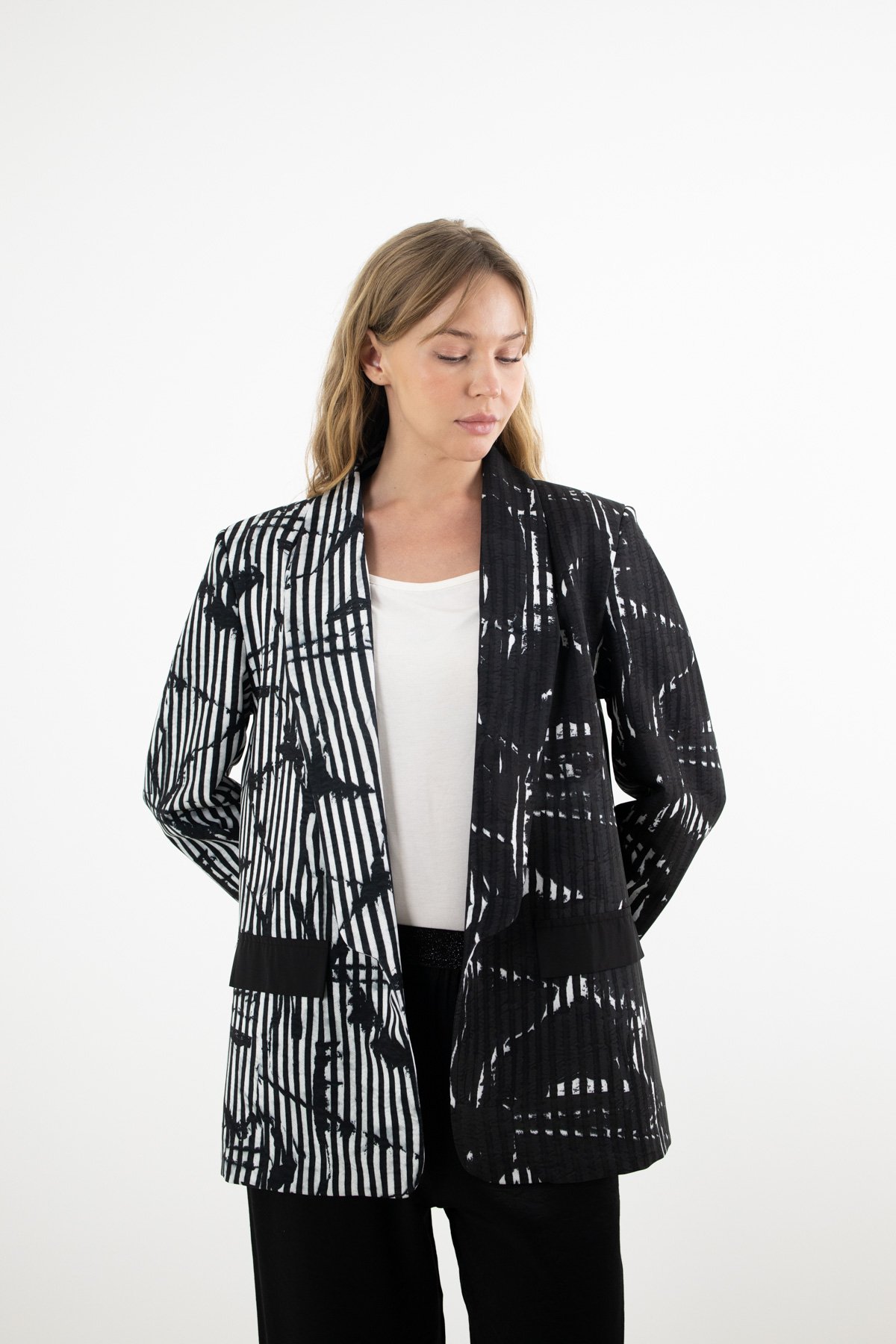 Çubuk Desenli Ve Siyah Beyaz Desenli Ceket