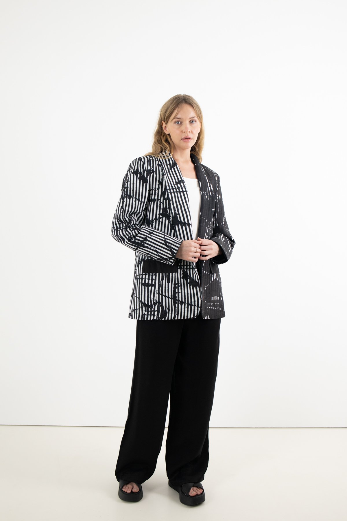 Çubuk Desenli Ve Siyah Beyaz Desenli Ceket