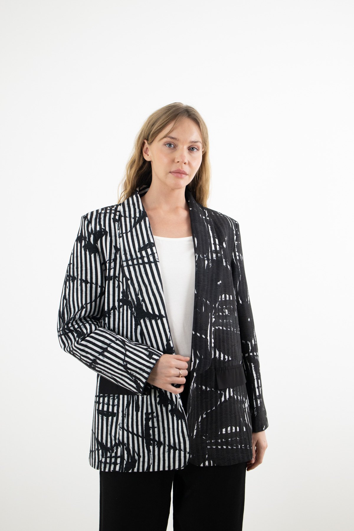 Çubuk Desenli Ve Siyah Beyaz Desenli Ceket