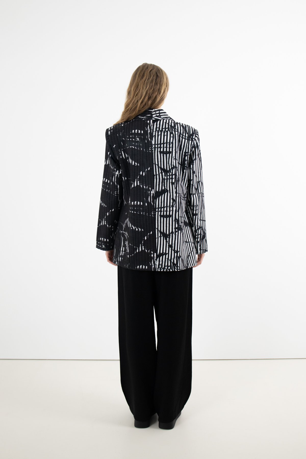 Çubuk Desenli Ve Siyah Beyaz Desenli Ceket