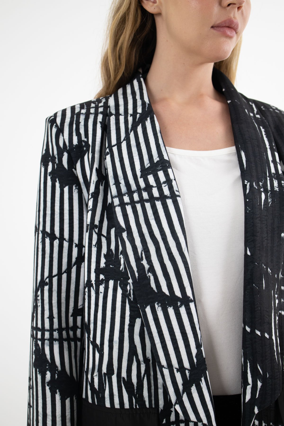 Çubuk Desenli Ve Siyah Beyaz Desenli Ceket