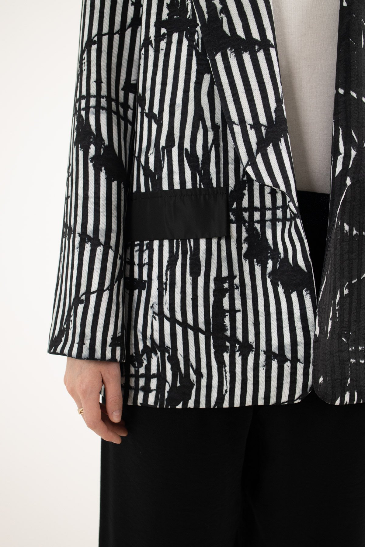 Çubuk Desenli Ve Siyah Beyaz Desenli Ceket