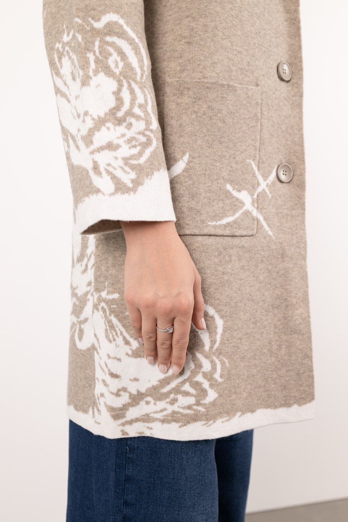 Düğme Detaylı Cepli Desenli Uzun Örme  Hırka