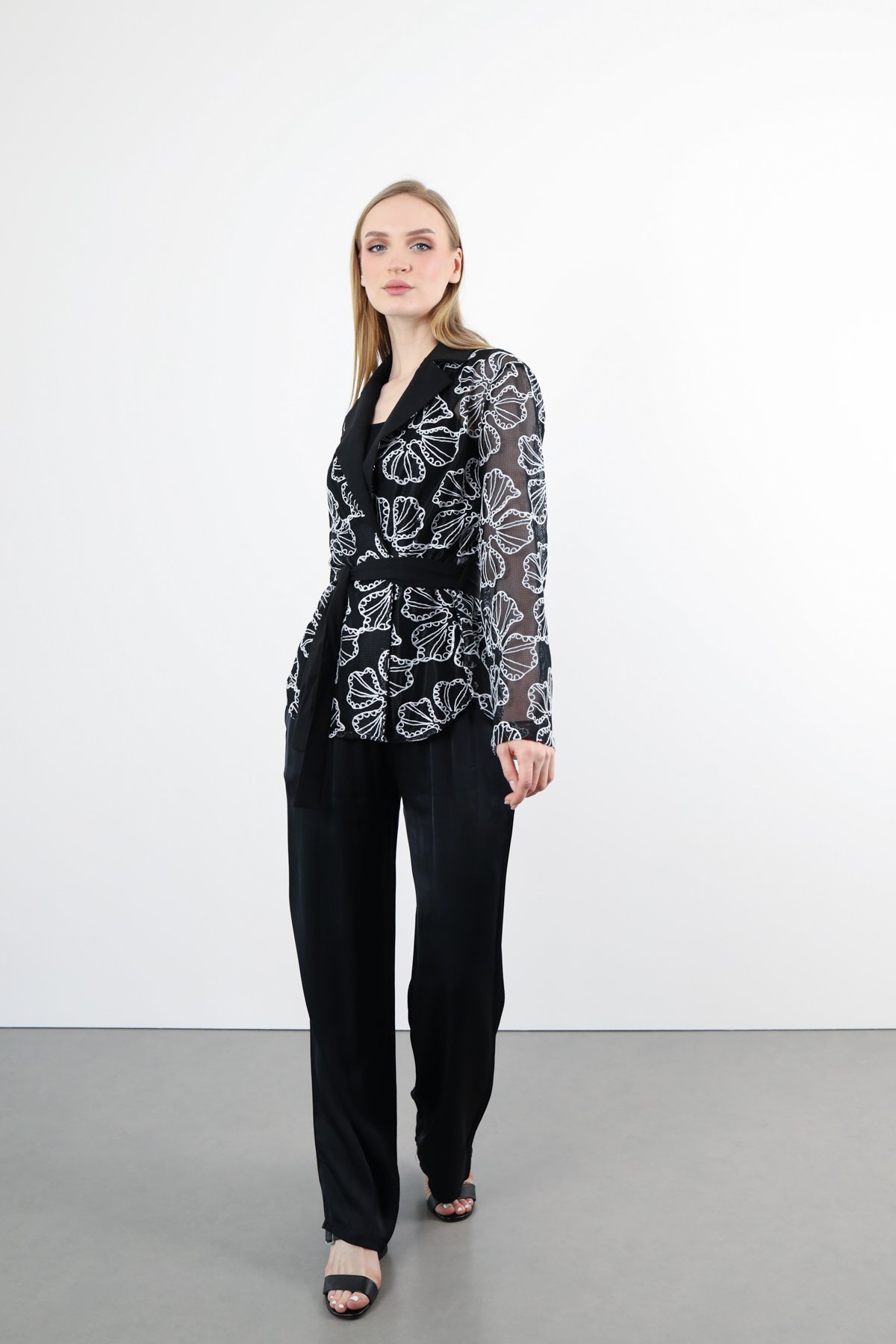 File Detaylı Bağlamalı Örgü Detaylı Ceket