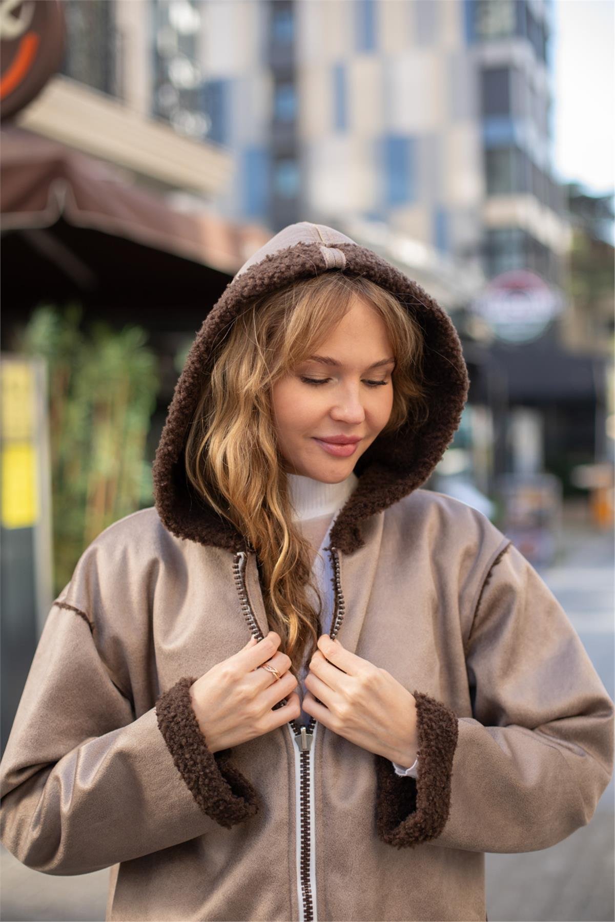 İçi Peluş Kapişonlu Ceket