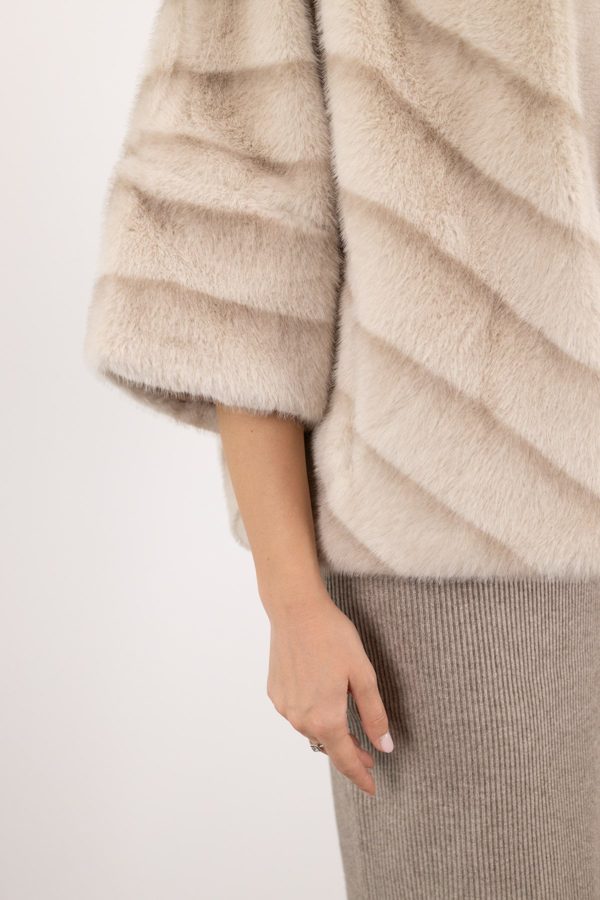 İki Renk Detaylı Truvakar Kürk Mont