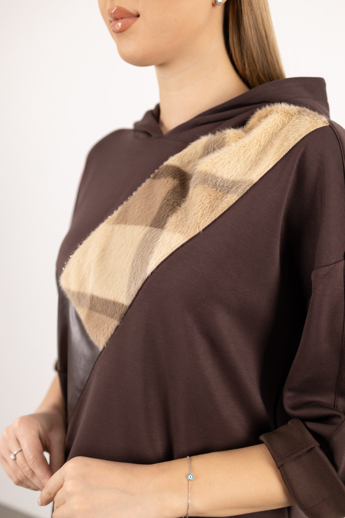 Kapüşon Detaylı Kürk Ve Deri Parçalı Taş Baskılı Bluz