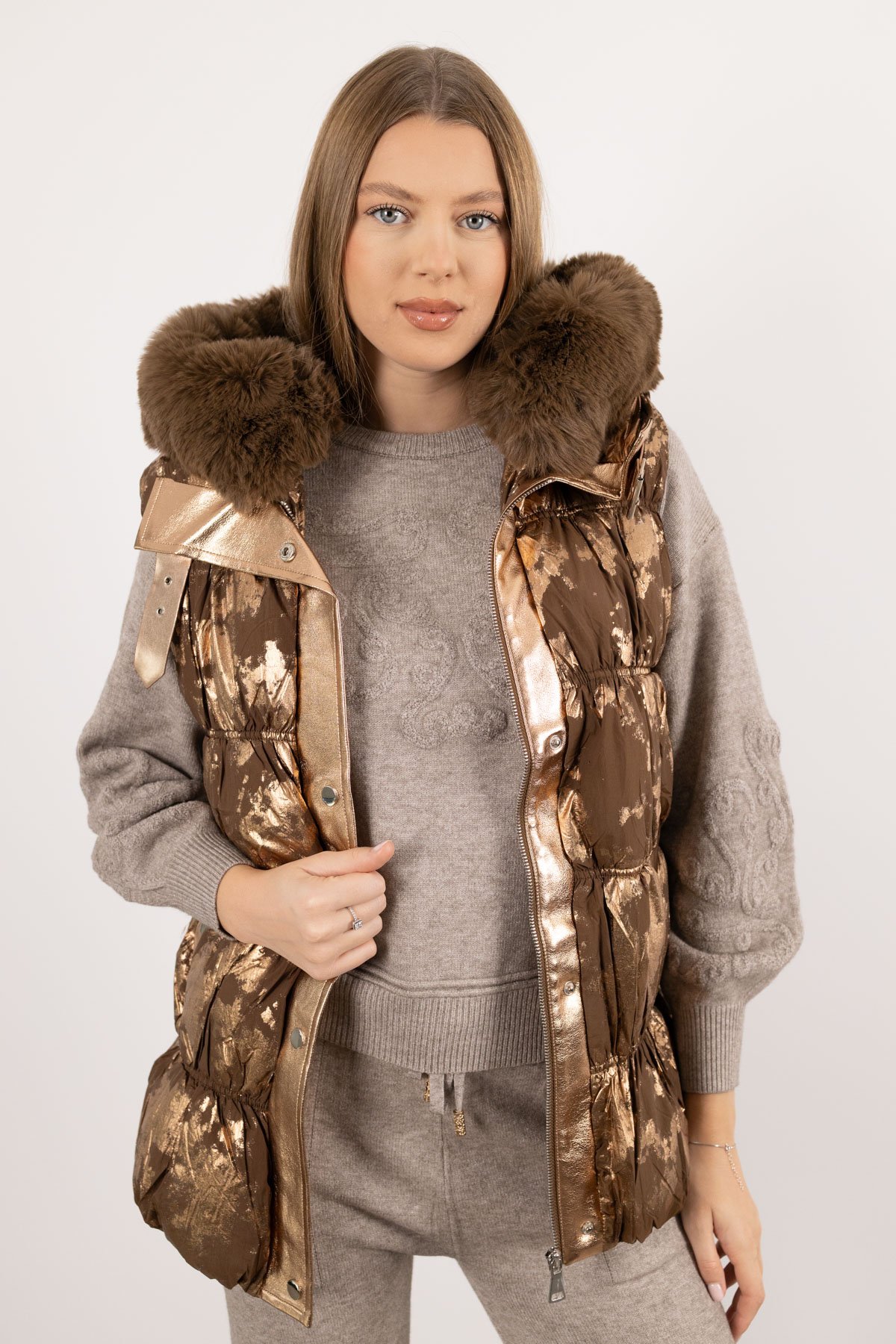 Kapüşon Ucu Peluş Detay Lame Baskı Yelek