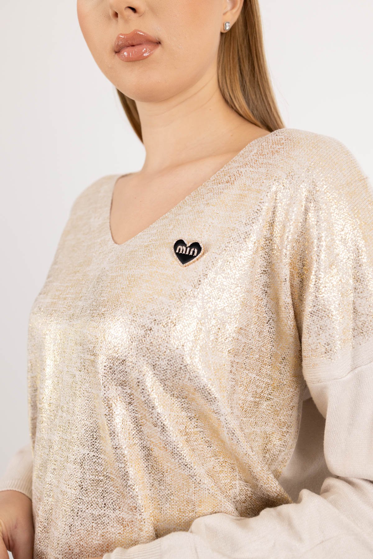 V Yaka Detaylı Varak Baskılı Kalp Büroş Takılı Triko