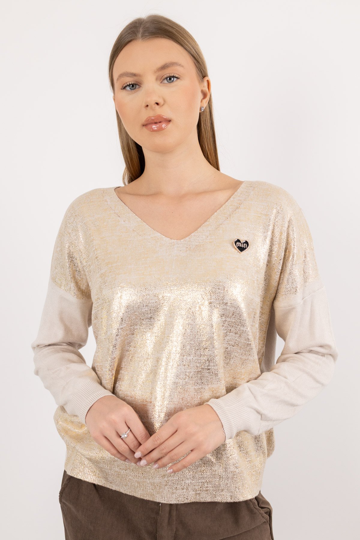 V Yaka Detaylı Varak Baskılı Kalp Büroş Takılı Triko