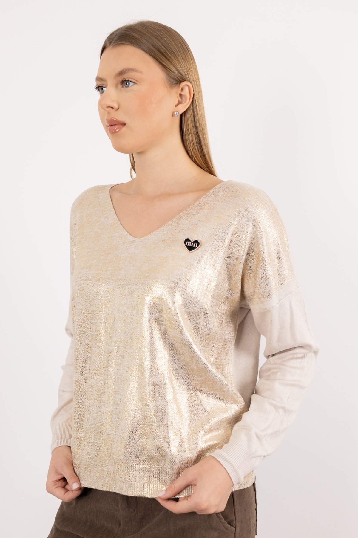 V Yaka Detaylı Varak Baskılı Kalp Büroş Takılı Triko