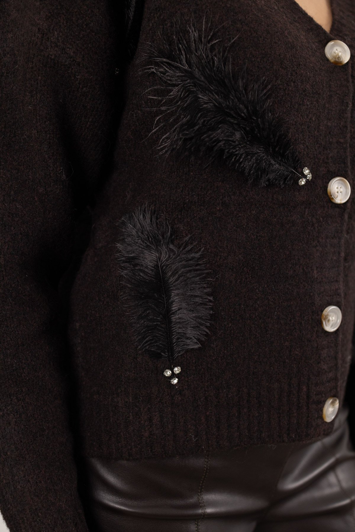 V Yaka Tüy Detaylı Taş İşlemeli Triko Hırka