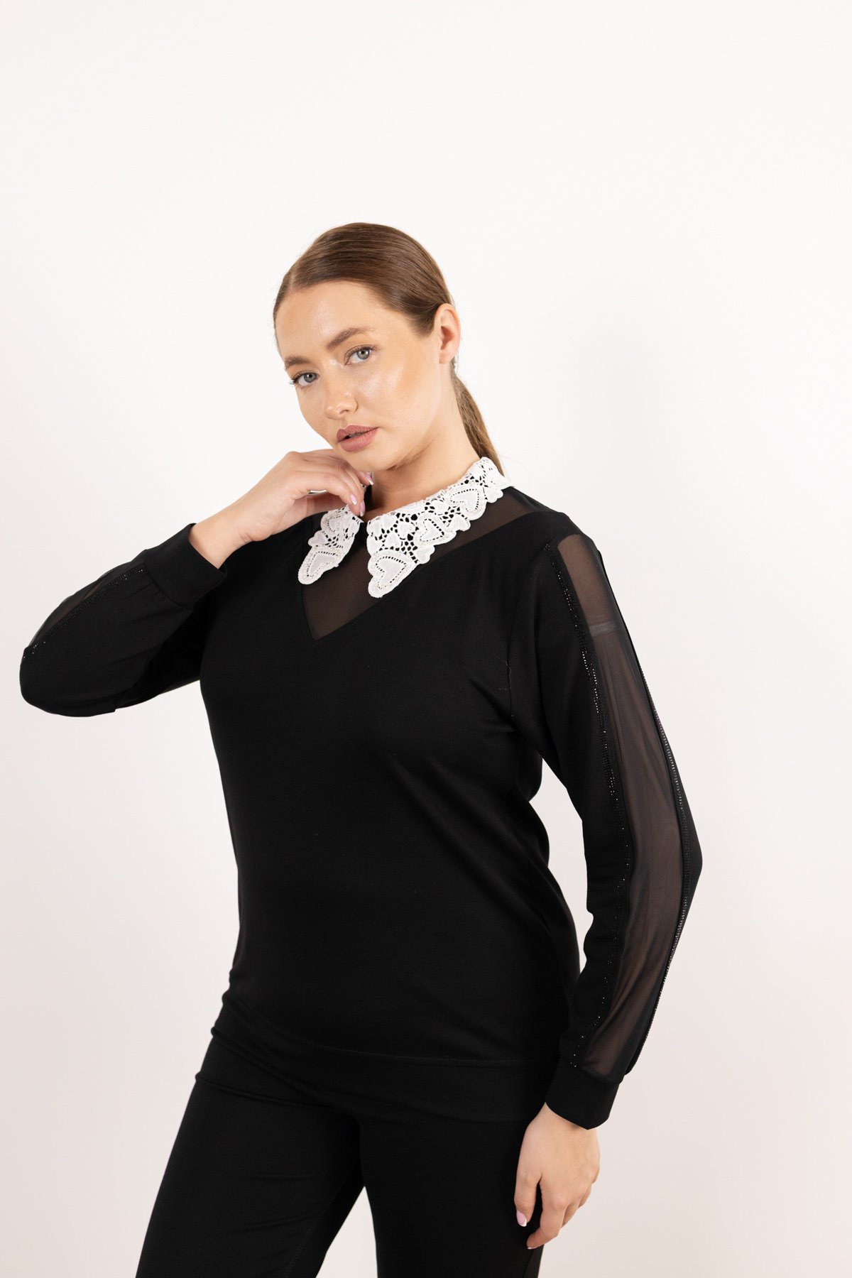 Yaka Boncuk Ve Tül Detaylı Kolları Taş Baskılı Bluz