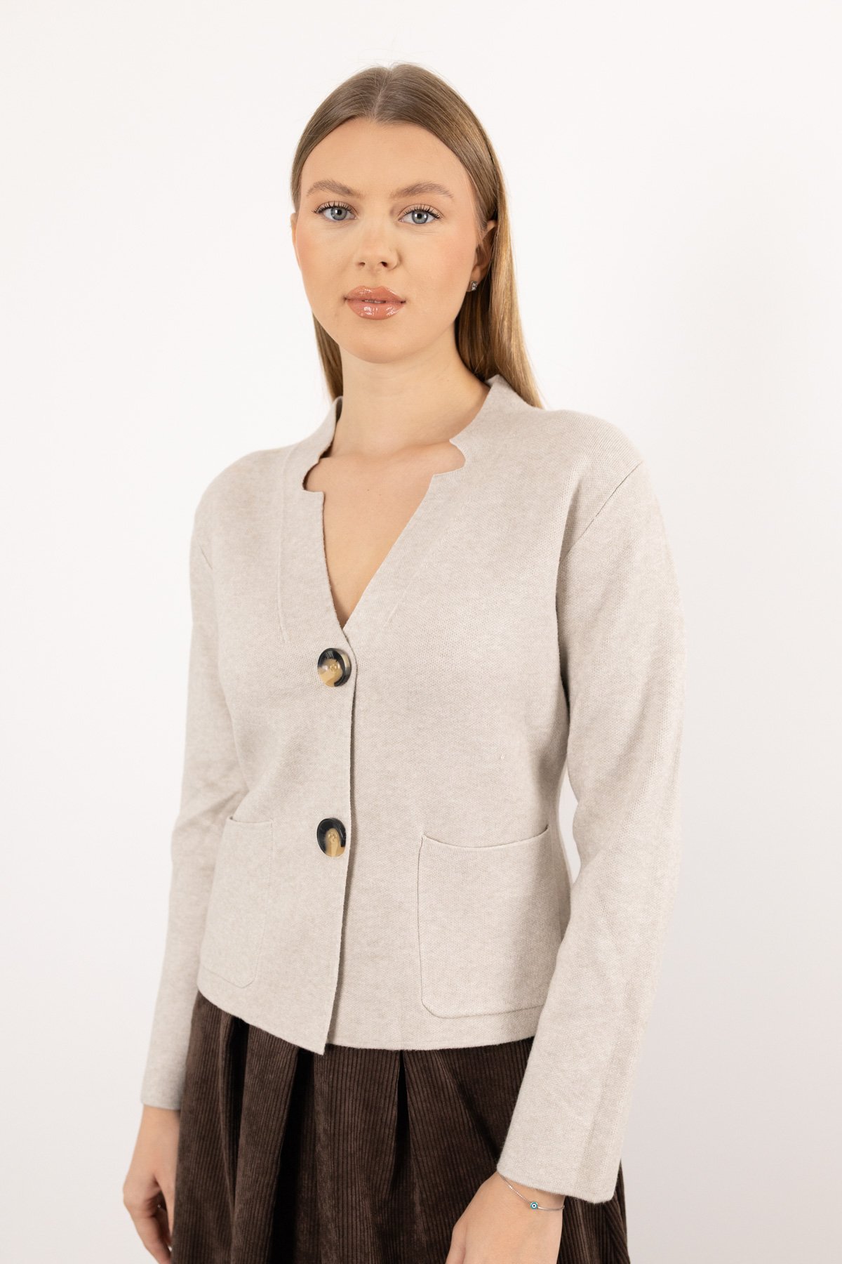 Yaka Detay Düğmeli Uzun Kollu Cepli Triko Ceket