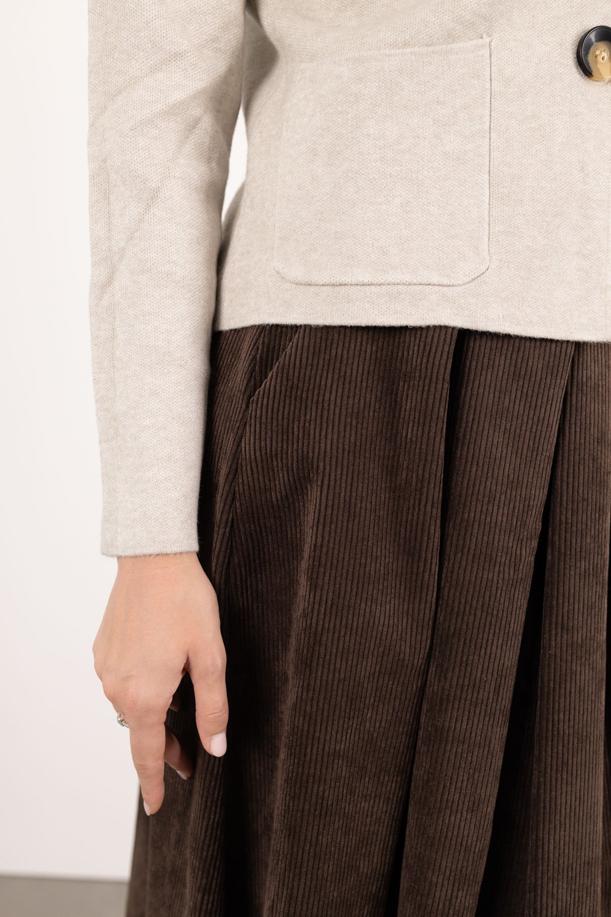 Yaka Detay Düğmeli Uzun Kollu Cepli Triko Ceket