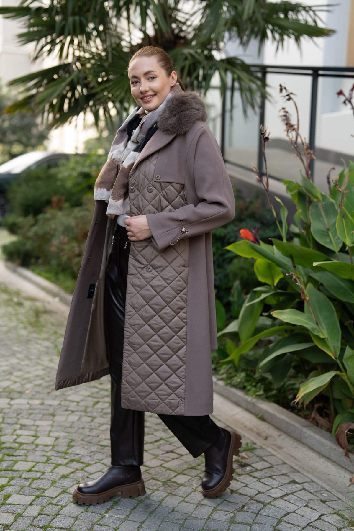 Yaka Pelüş Detaylı Kapütone Desen Detaylı Uzun Kaban