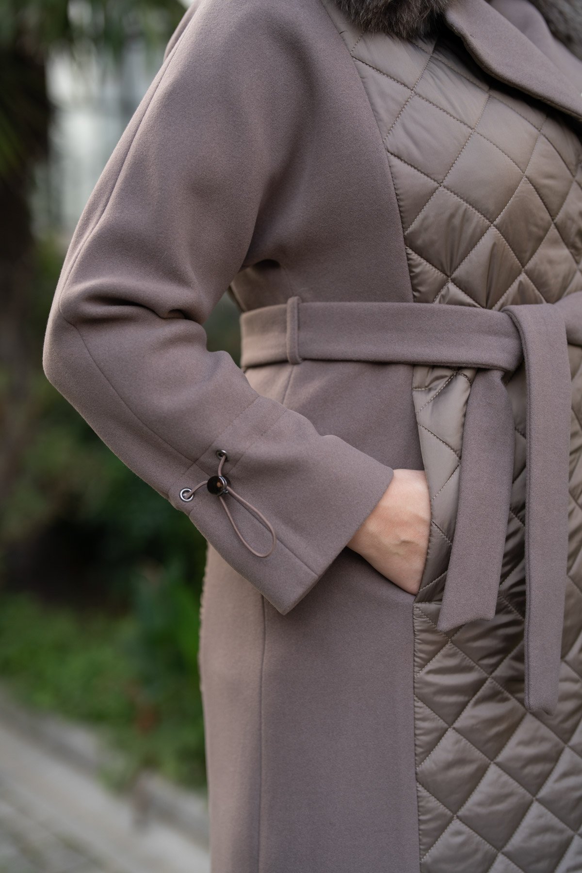 Yaka Pelüş Detaylı Kapütone Desen Detaylı Uzun Kaban