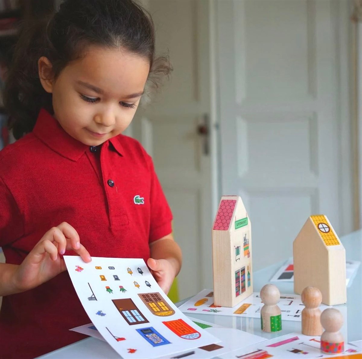 Decorate it yourself: Çıkartmalarla Kasabanı Yaratma Oyunu
