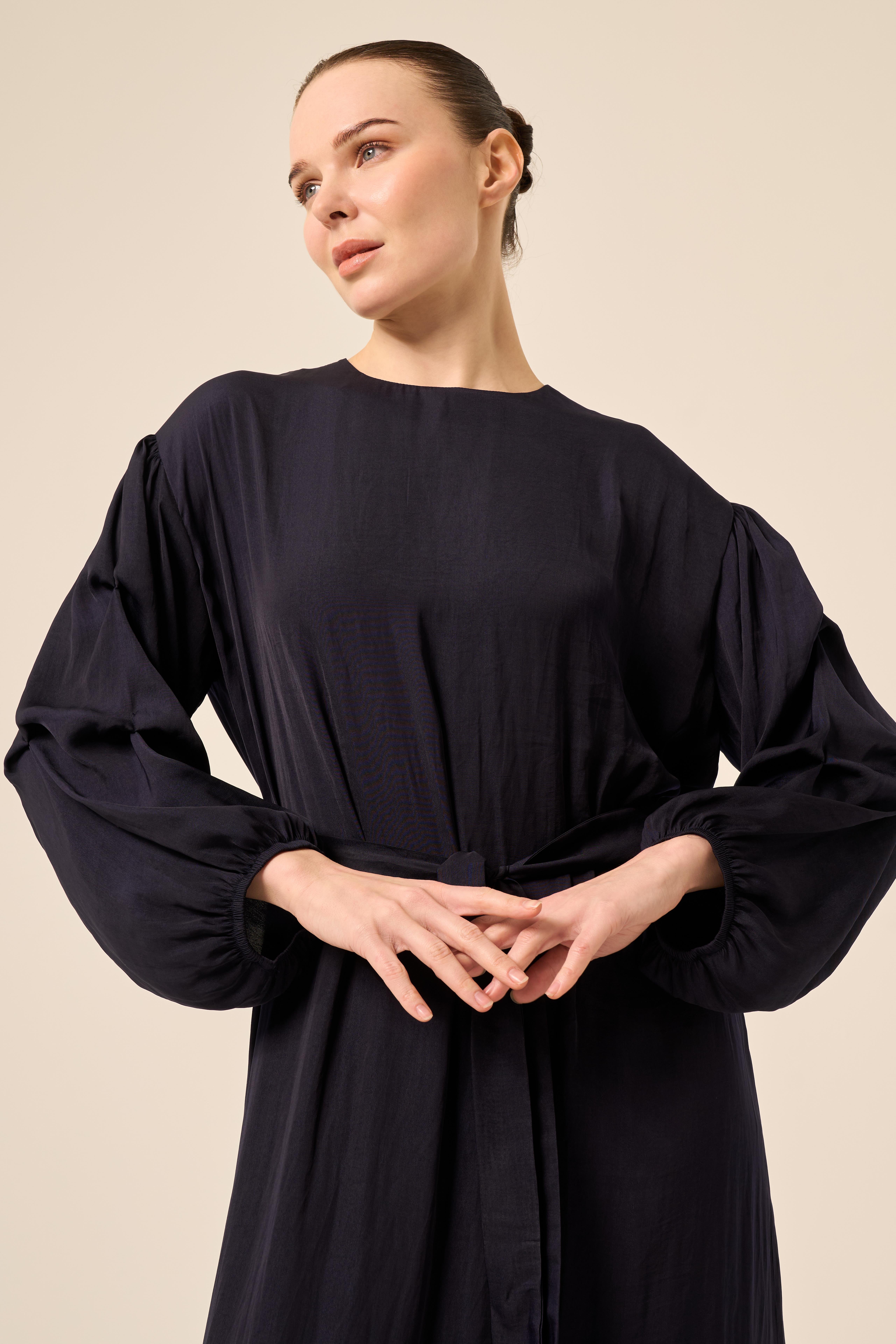 BELDEN KUŞAKLI KOLLARI BÜZGÜ DETAYLI MEMOL CUPRA ELBİSE