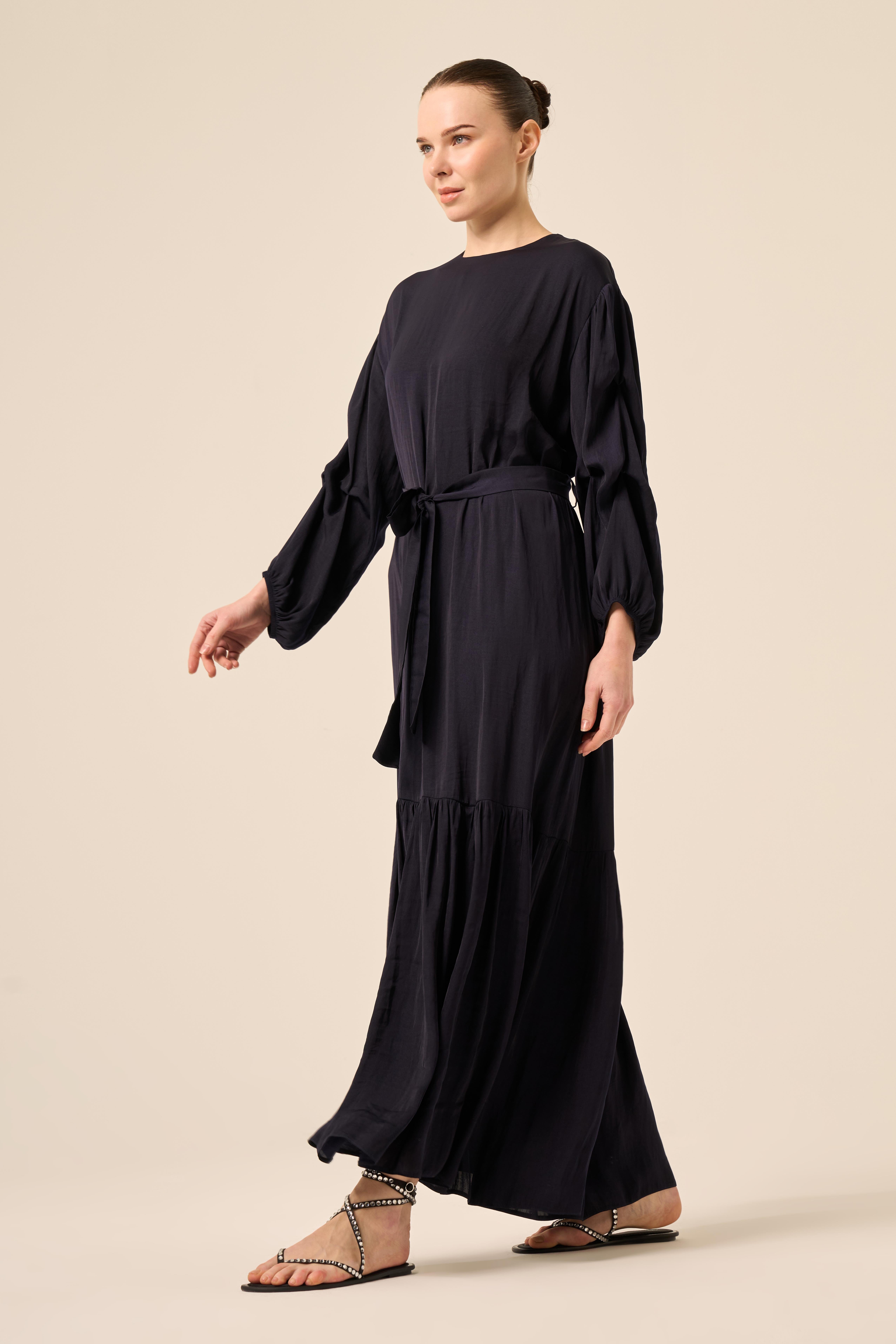 BELDEN KUŞAKLI KOLLARI BÜZGÜ DETAYLI MEMOL CUPRA ELBİSE