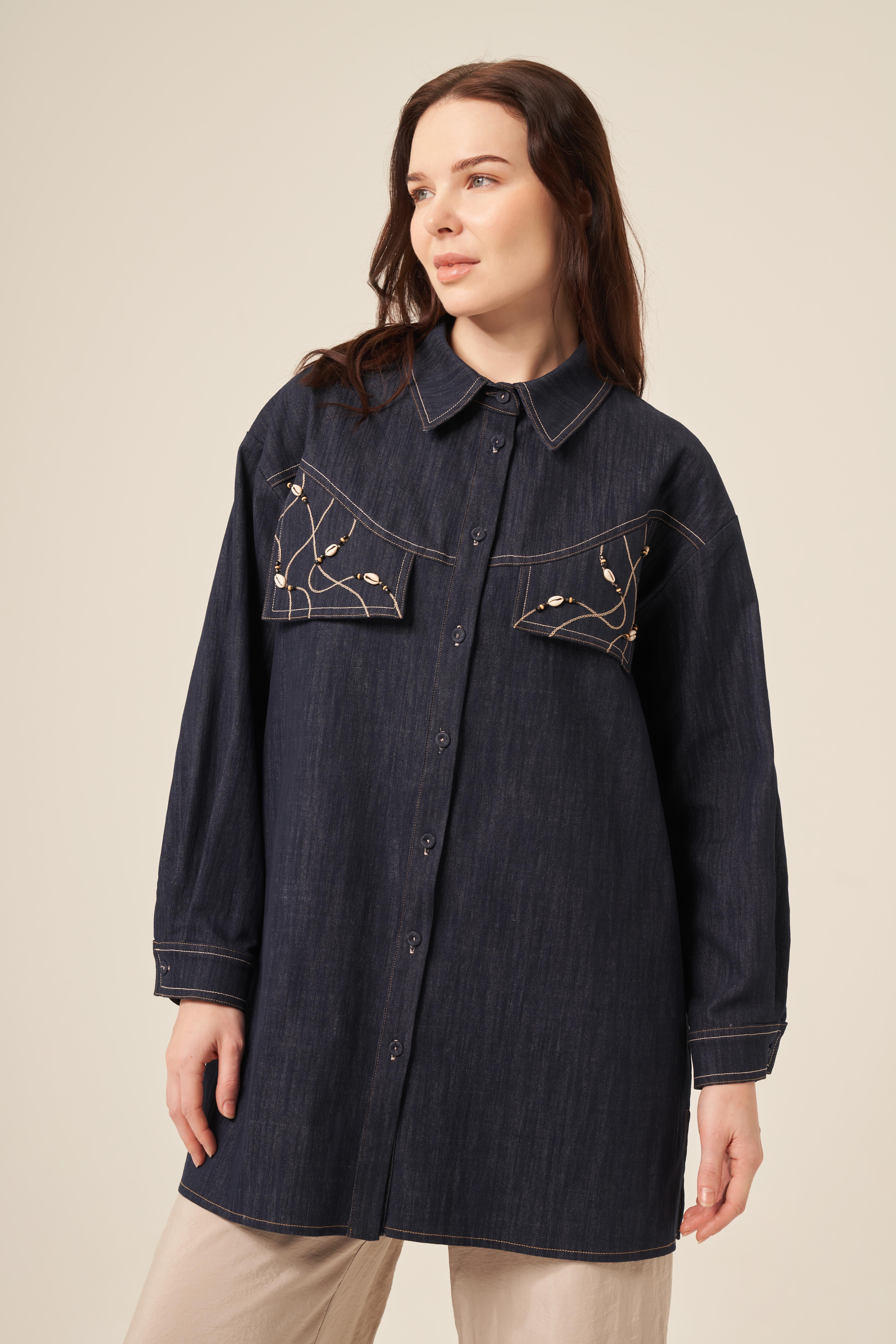 CEP KAPAKLARI DENİZ KABUĞU İŞLEMELİ DENİM GÖMLEK