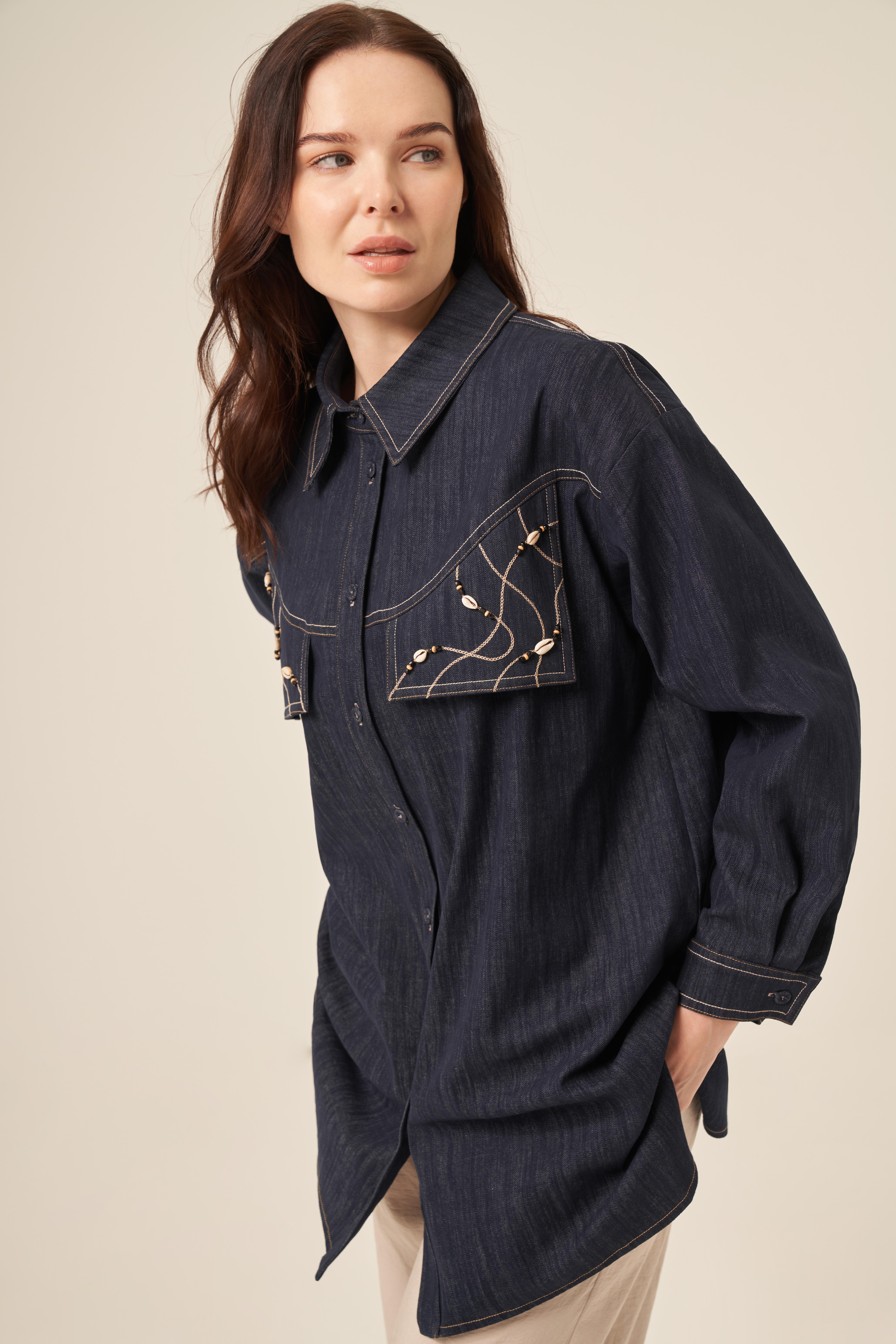 CEP KAPAKLARI DENİZ KABUĞU İŞLEMELİ DENİM GÖMLEK