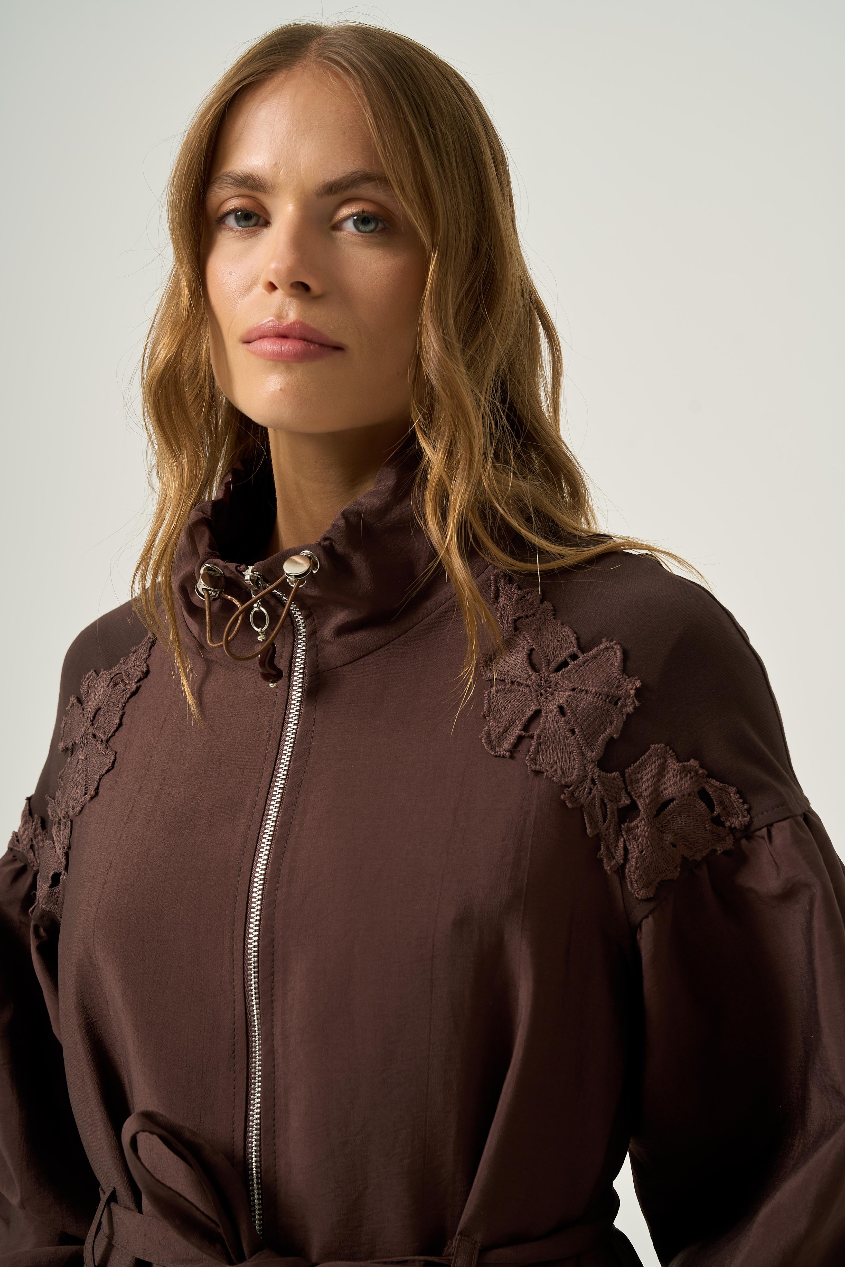 DANTEL DETAYLI TRENÇKOT