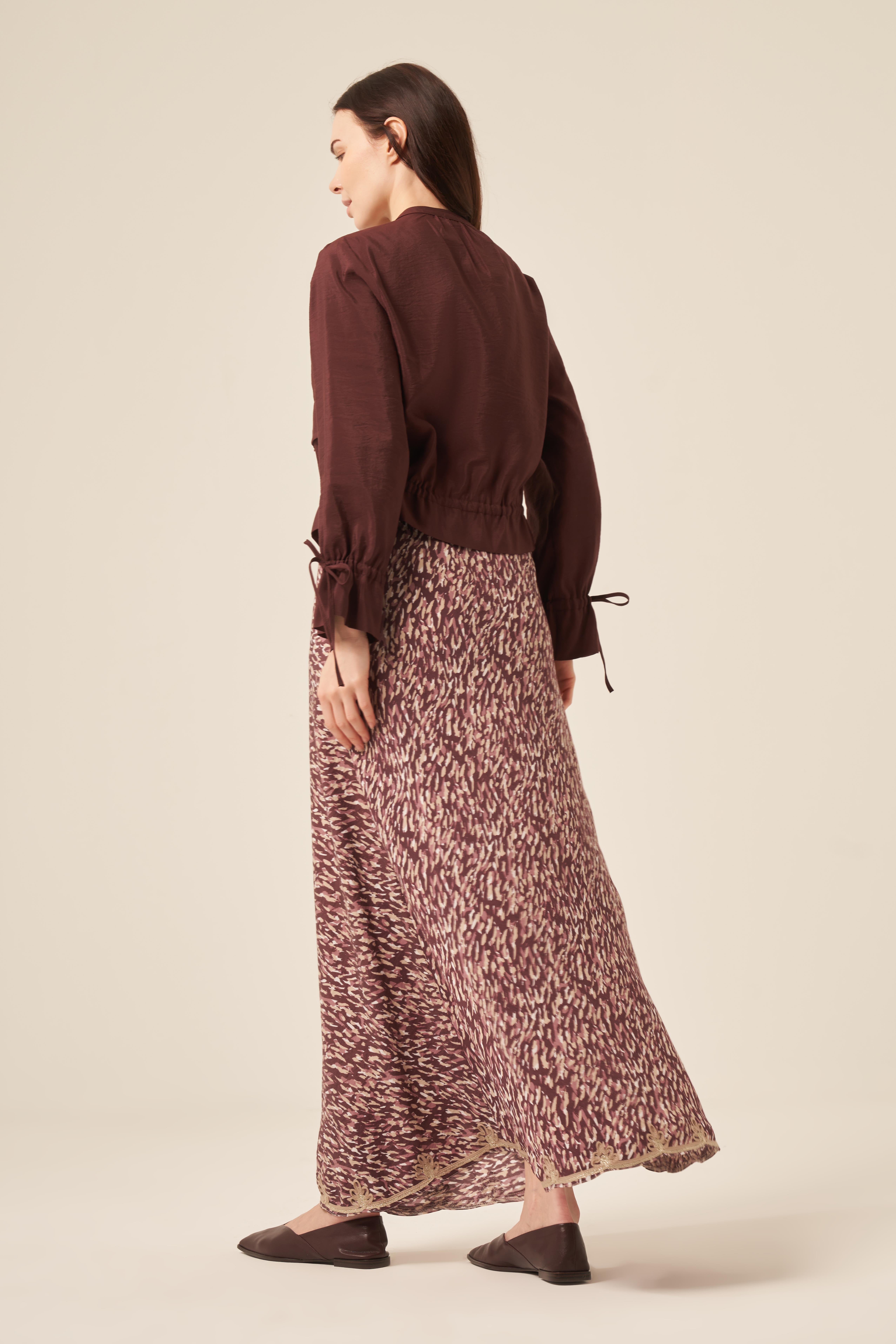 ETEK UCU VE KOLLARI BÜZGÜLÜ ÖNDEN FERMUARLI AKSESUARLI KISA DUBAI CEKET