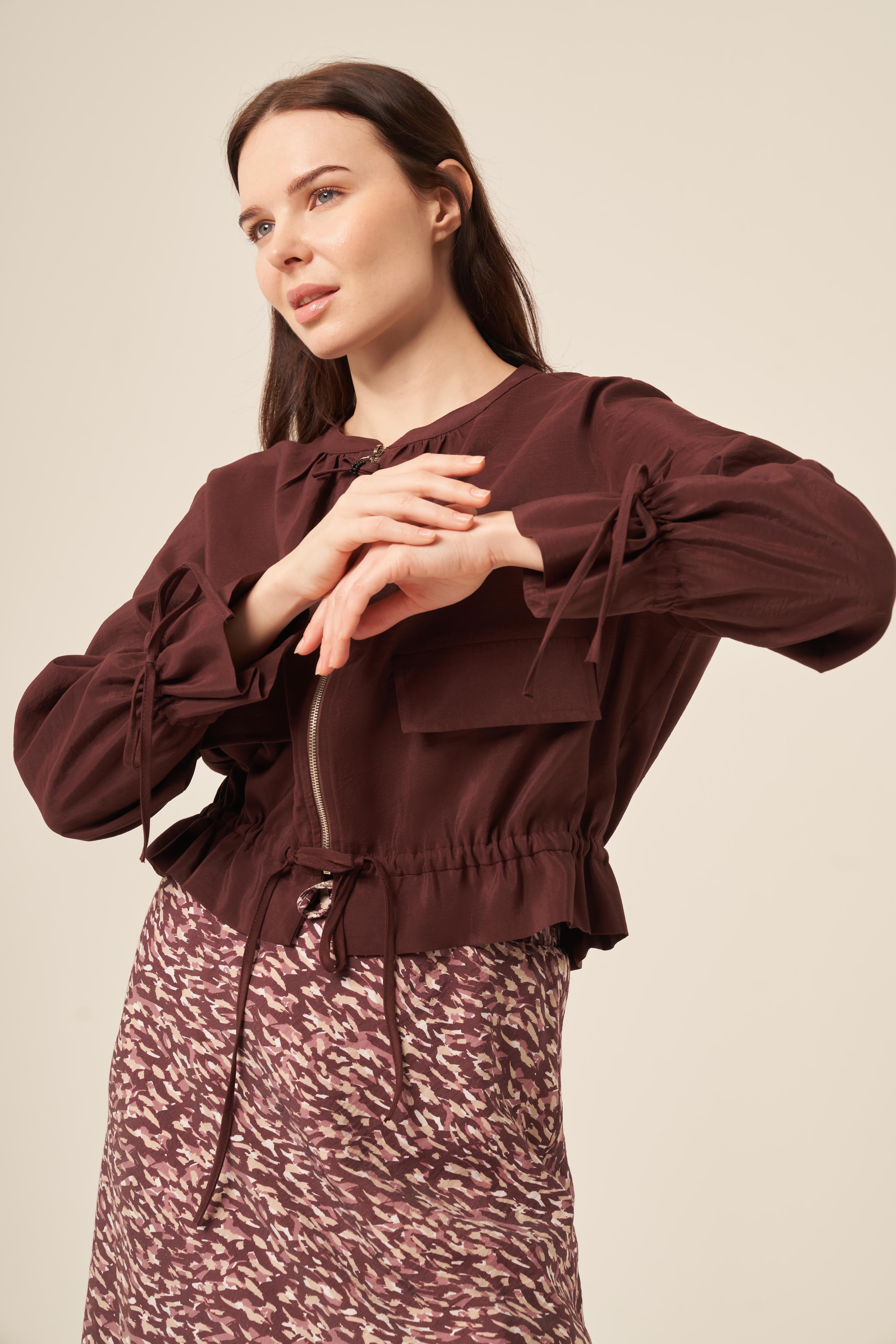 ETEK UCU VE KOLLARI BÜZGÜLÜ ÖNDEN FERMUARLI AKSESUARLI KISA DUBAI CEKET