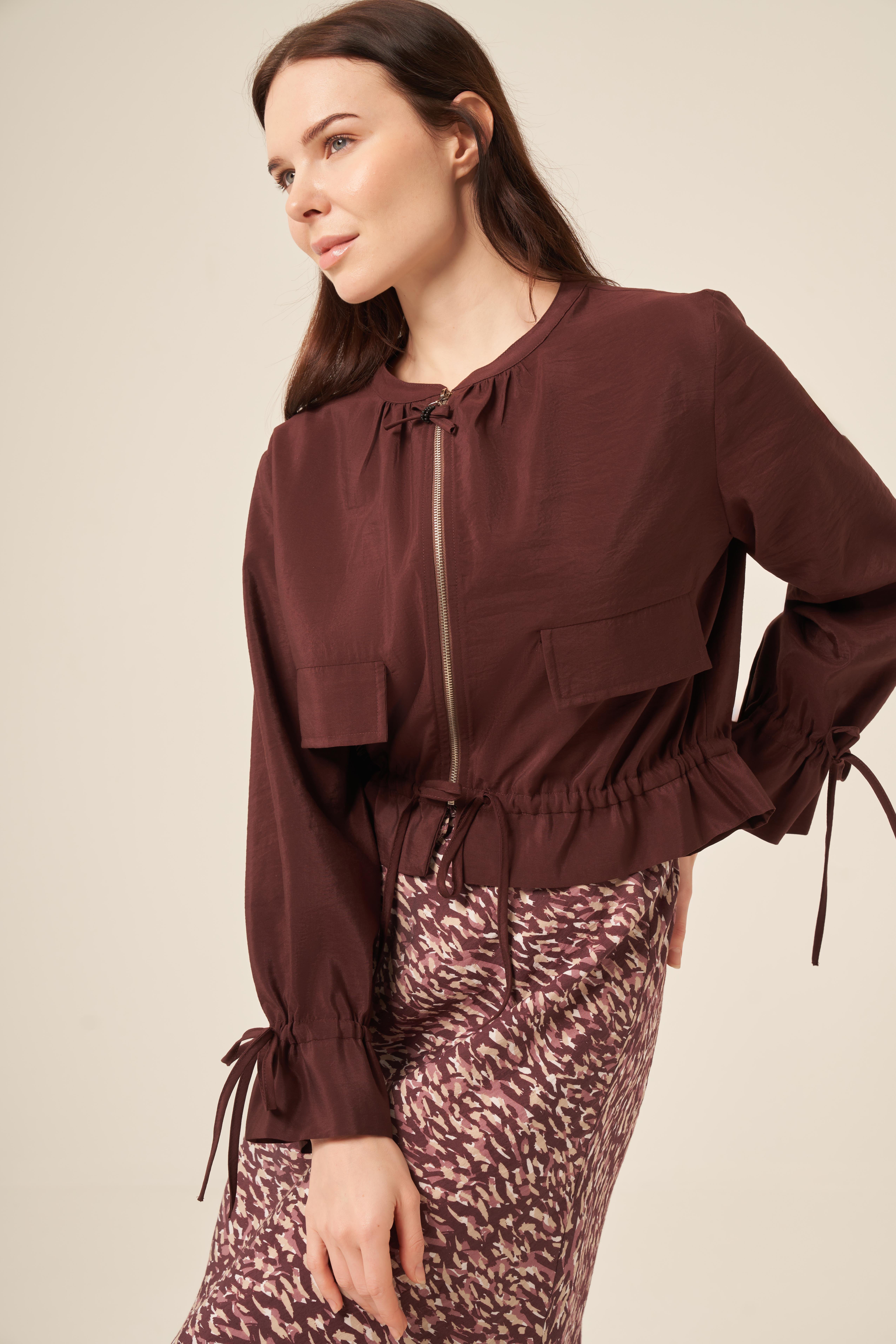 ETEK UCU VE KOLLARI BÜZGÜLÜ ÖNDEN FERMUARLI AKSESUARLI KISA DUBAI CEKET