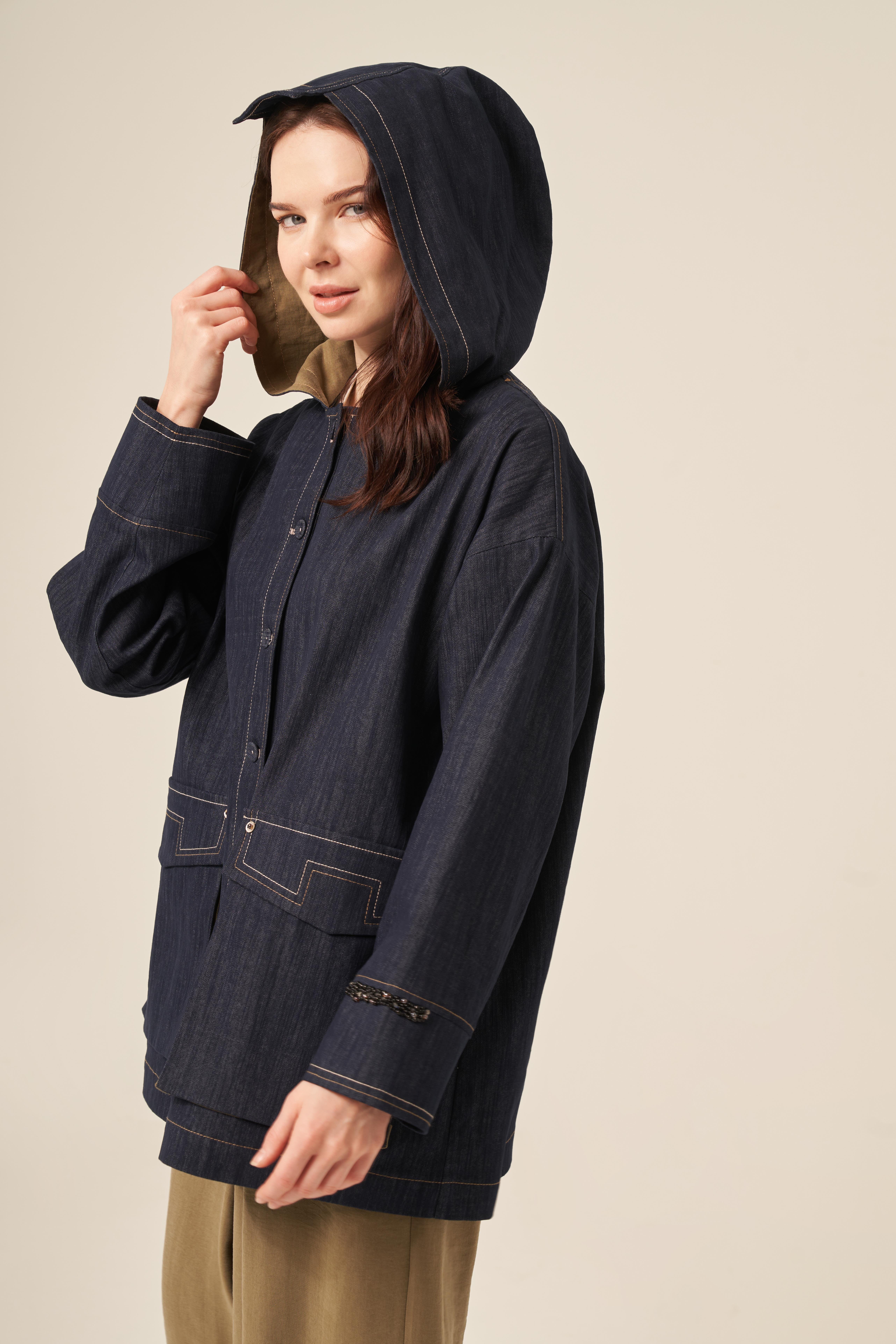 KAPŞONLU KOLLARI İŞLEMELİ DENIM KAP