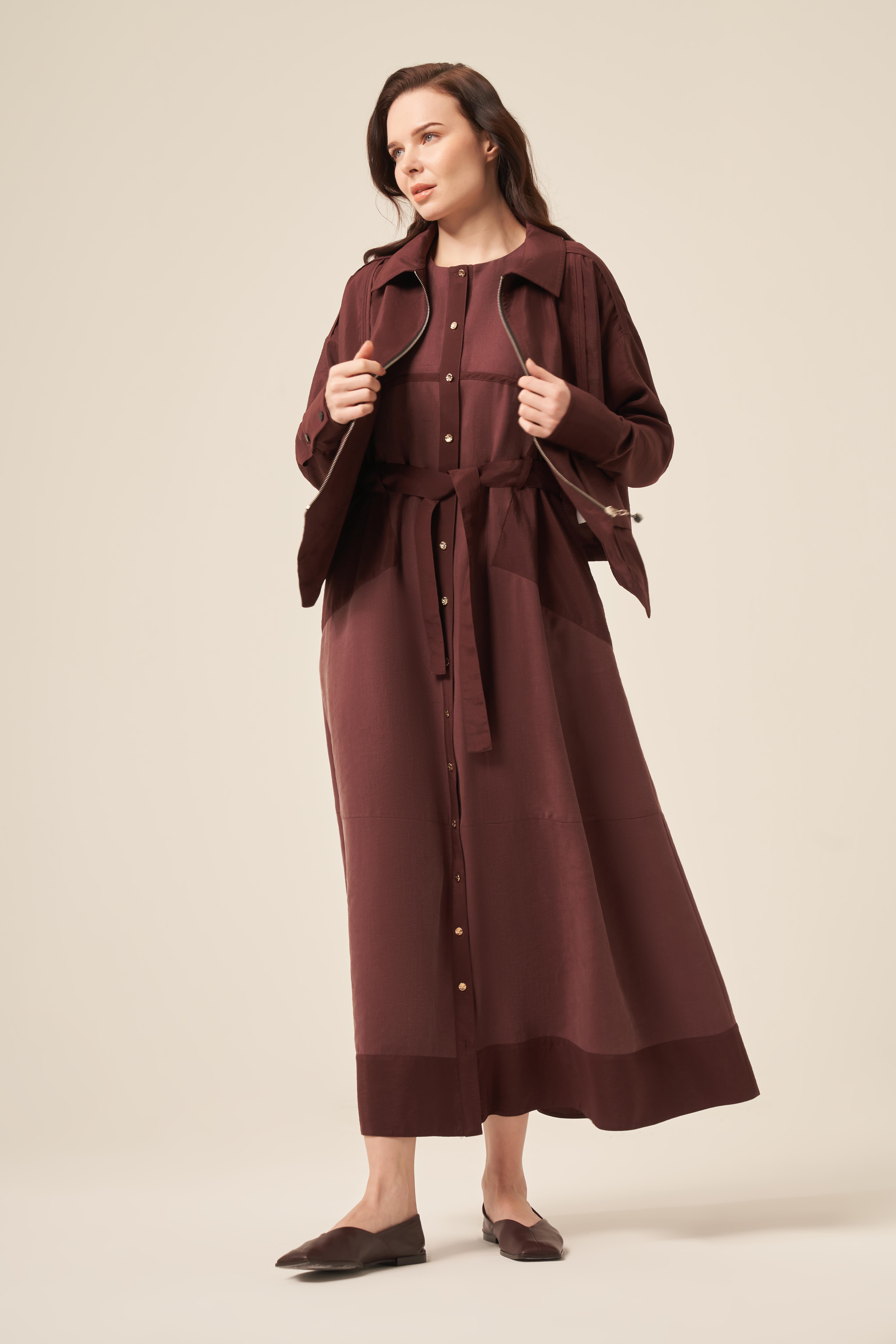 ÖNDEN İKİ CEPLİ ETEĞİ ÜÇGEN DETAY KISA DUBAI CEKET