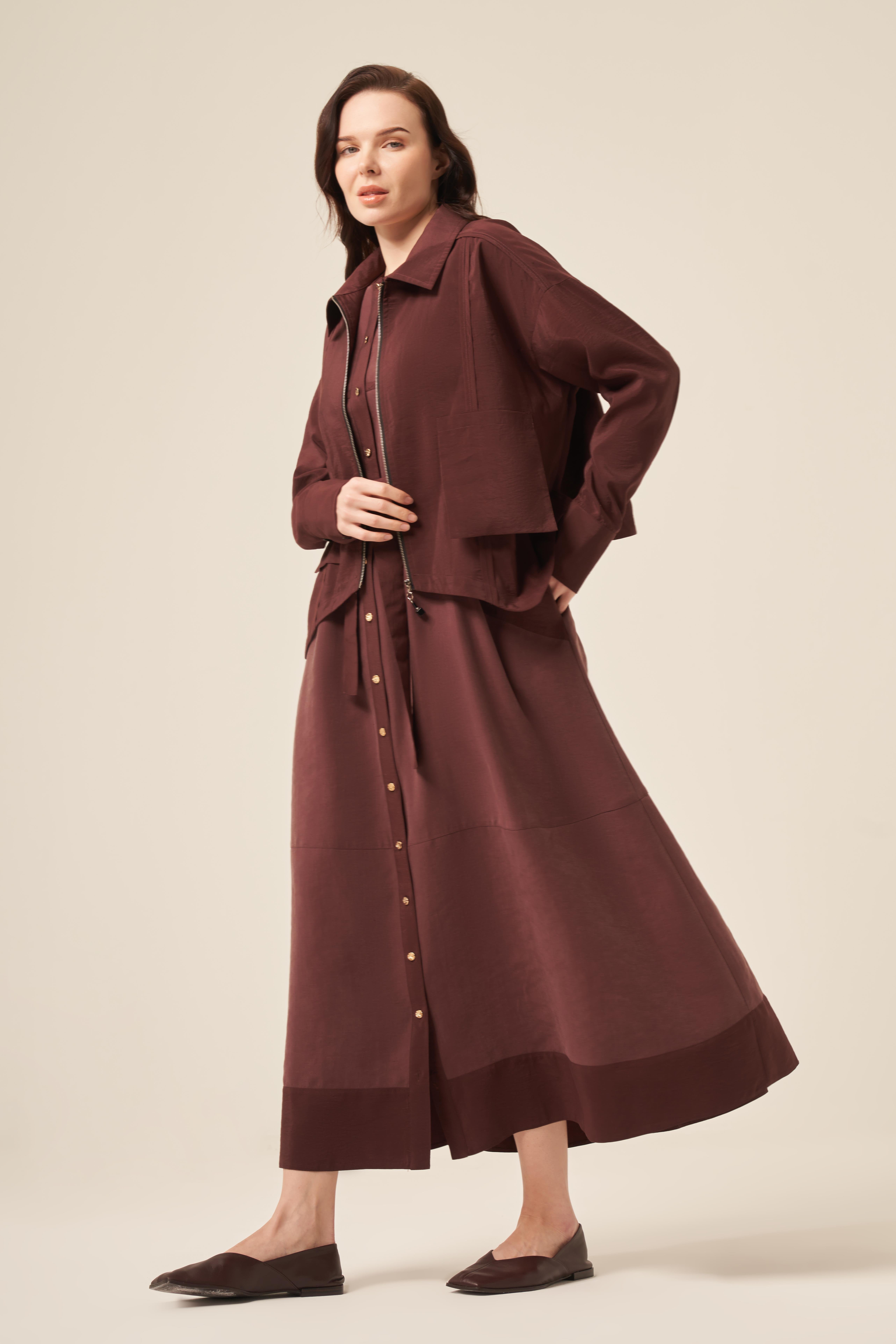 ÖNDEN İKİ CEPLİ ETEĞİ ÜÇGEN DETAY KISA DUBAI CEKET