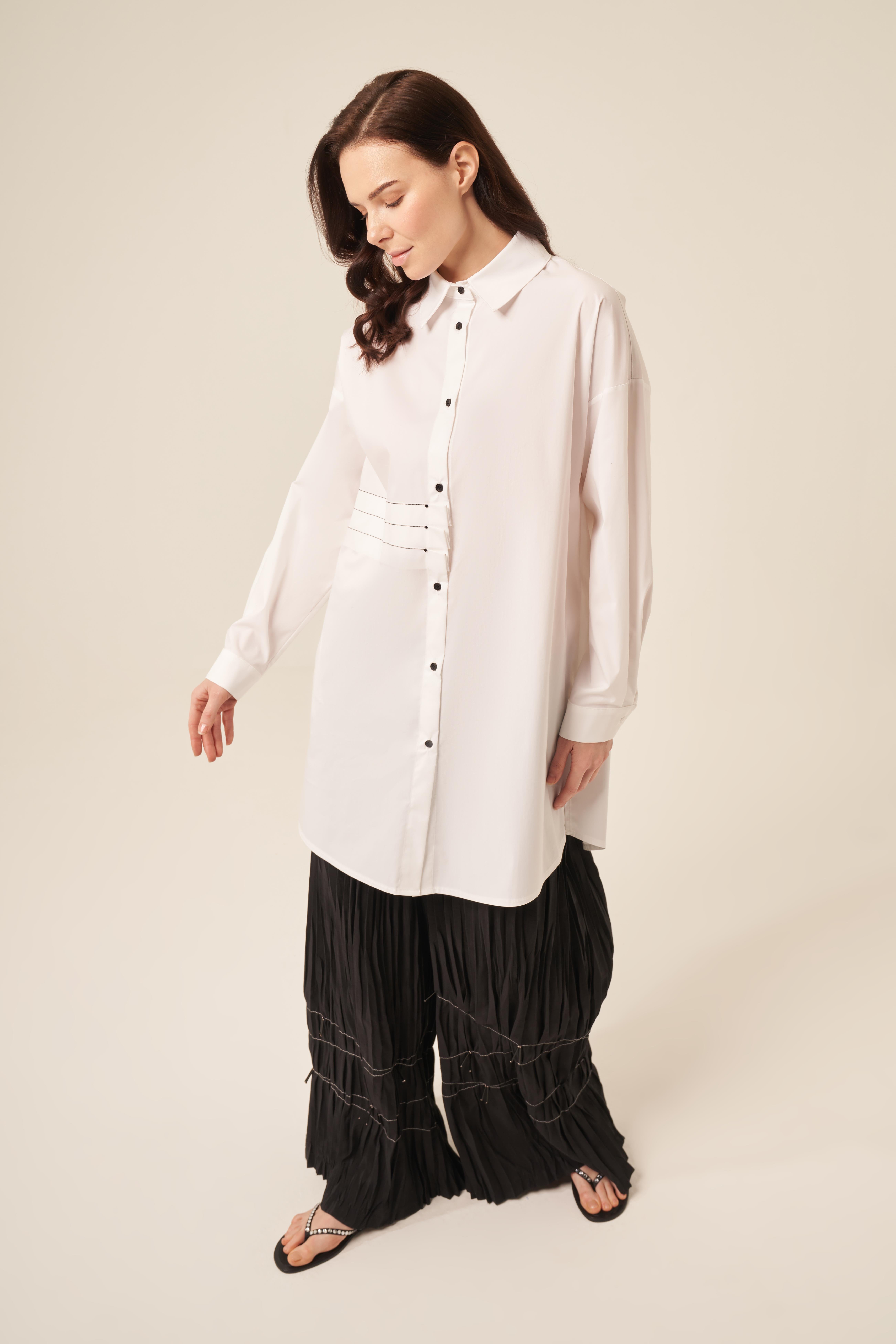 ÖNDEN ÜÇ DİKİŞ VE MİNİK TAŞLI ÖNDEN DÜĞMELİ UZUN GÖMLEK