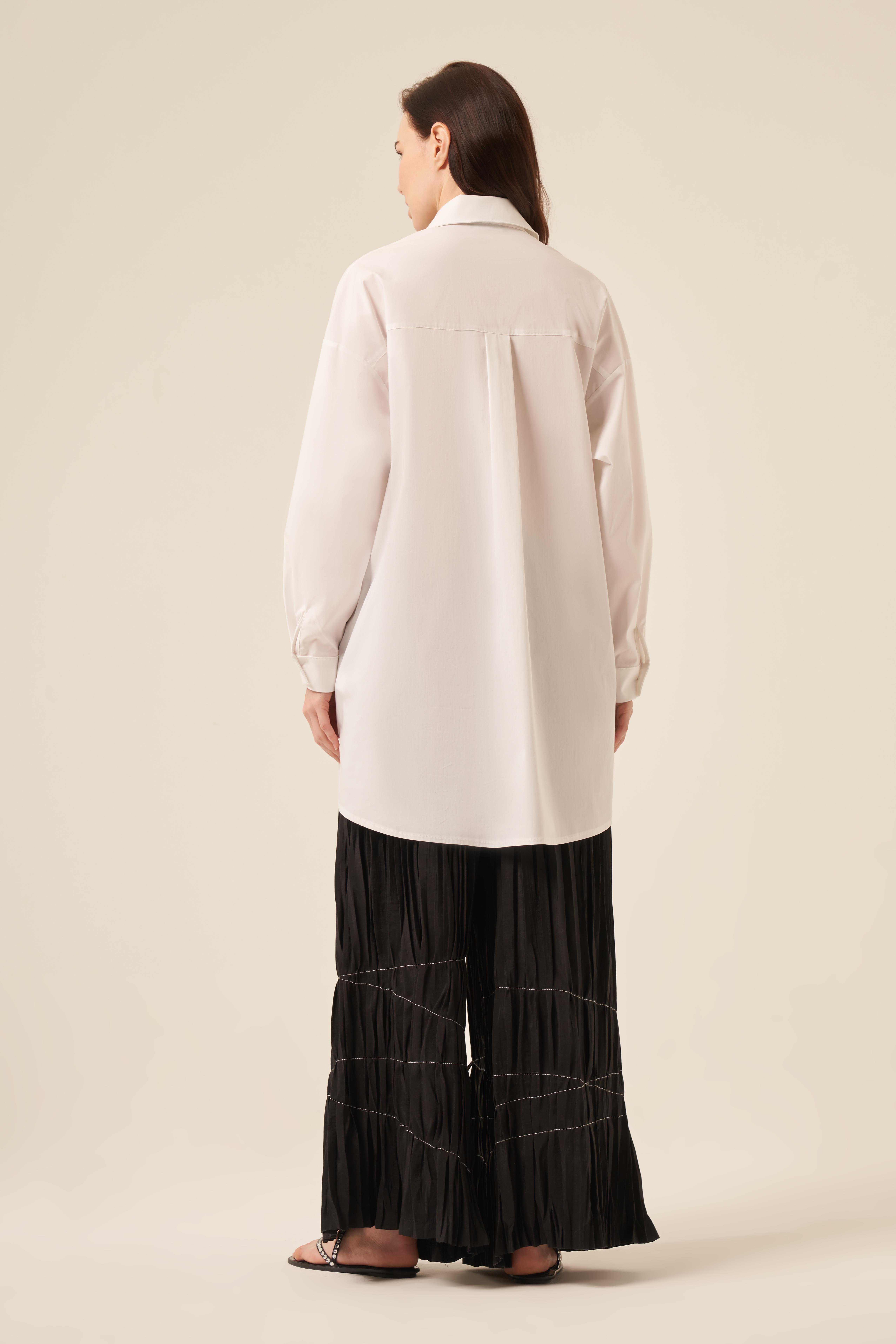 ÖNDEN ÜÇ DİKİŞ VE MİNİK TAŞLI ÖNDEN DÜĞMELİ UZUN GÖMLEK